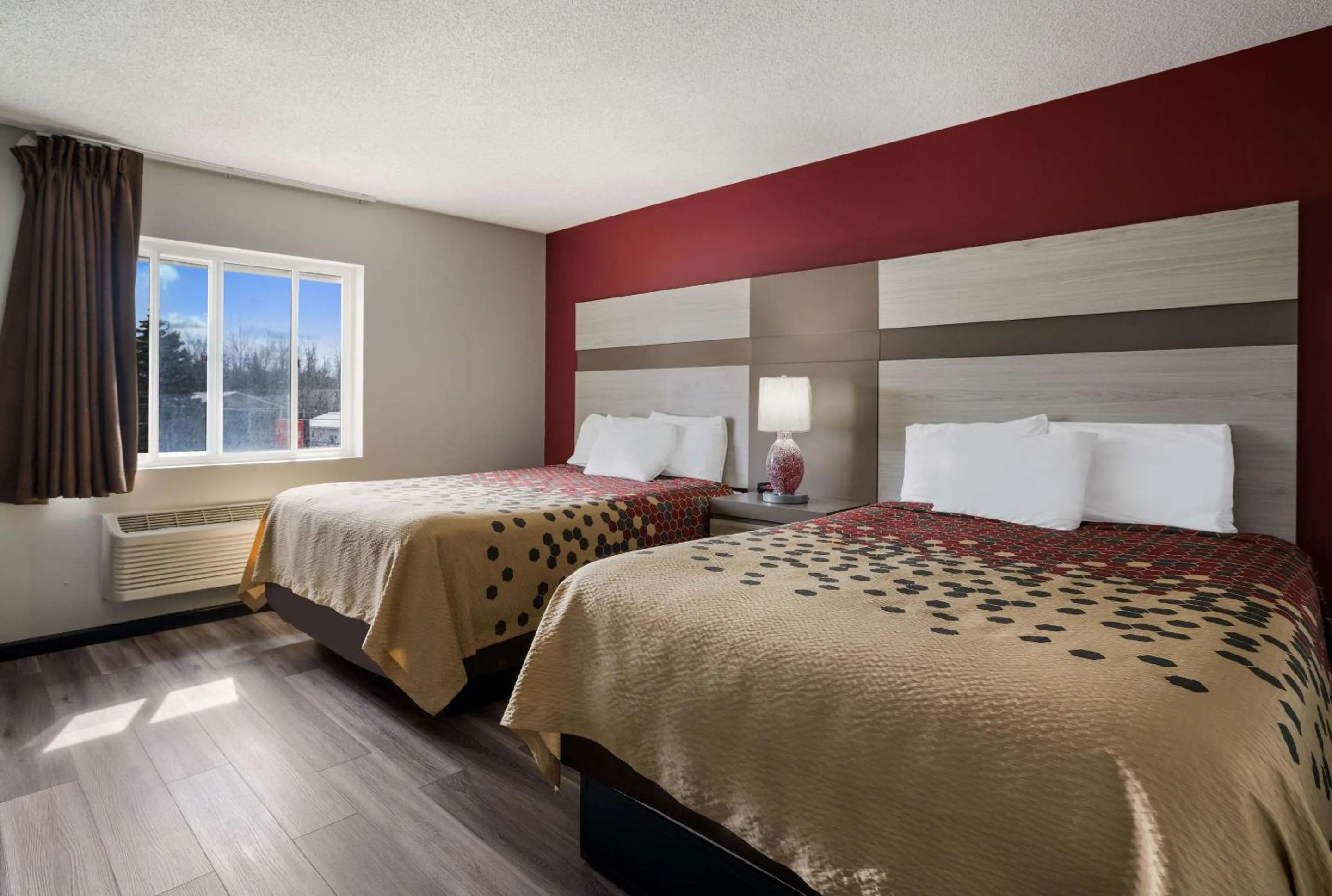 Bedroom, Bed in Econo Lodge Inn & Suites Canandaigua - Finger Lakes Area