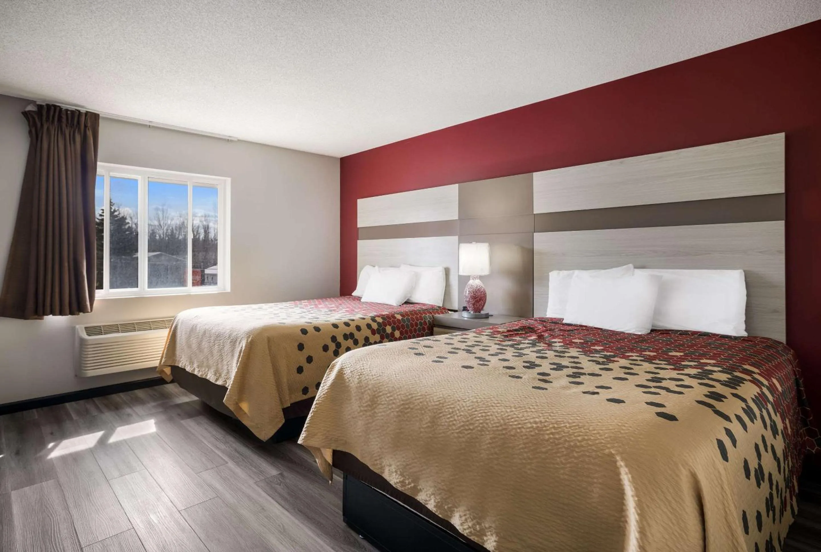 Bedroom, Bed in Econo Lodge Inn & Suites Canandaigua - Finger Lakes Area