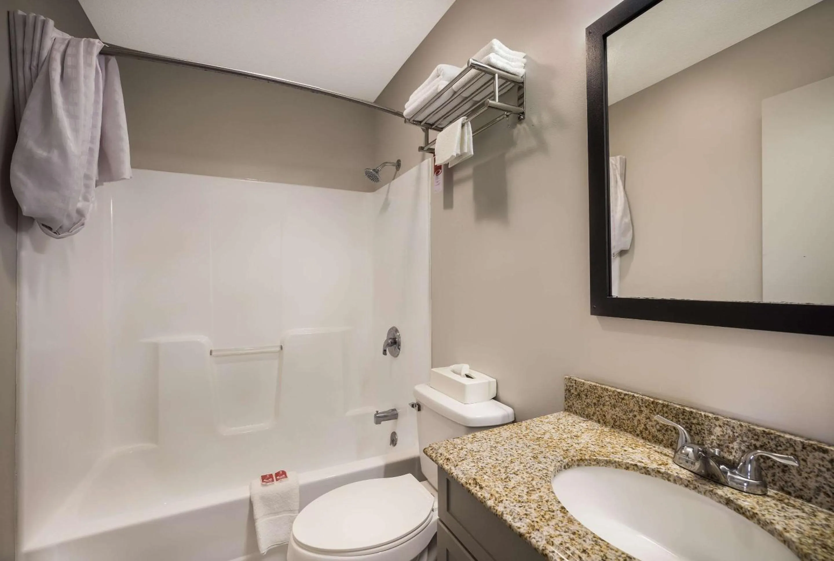 Bedroom in Econo Lodge Inn & Suites Canandaigua - Finger Lakes Area