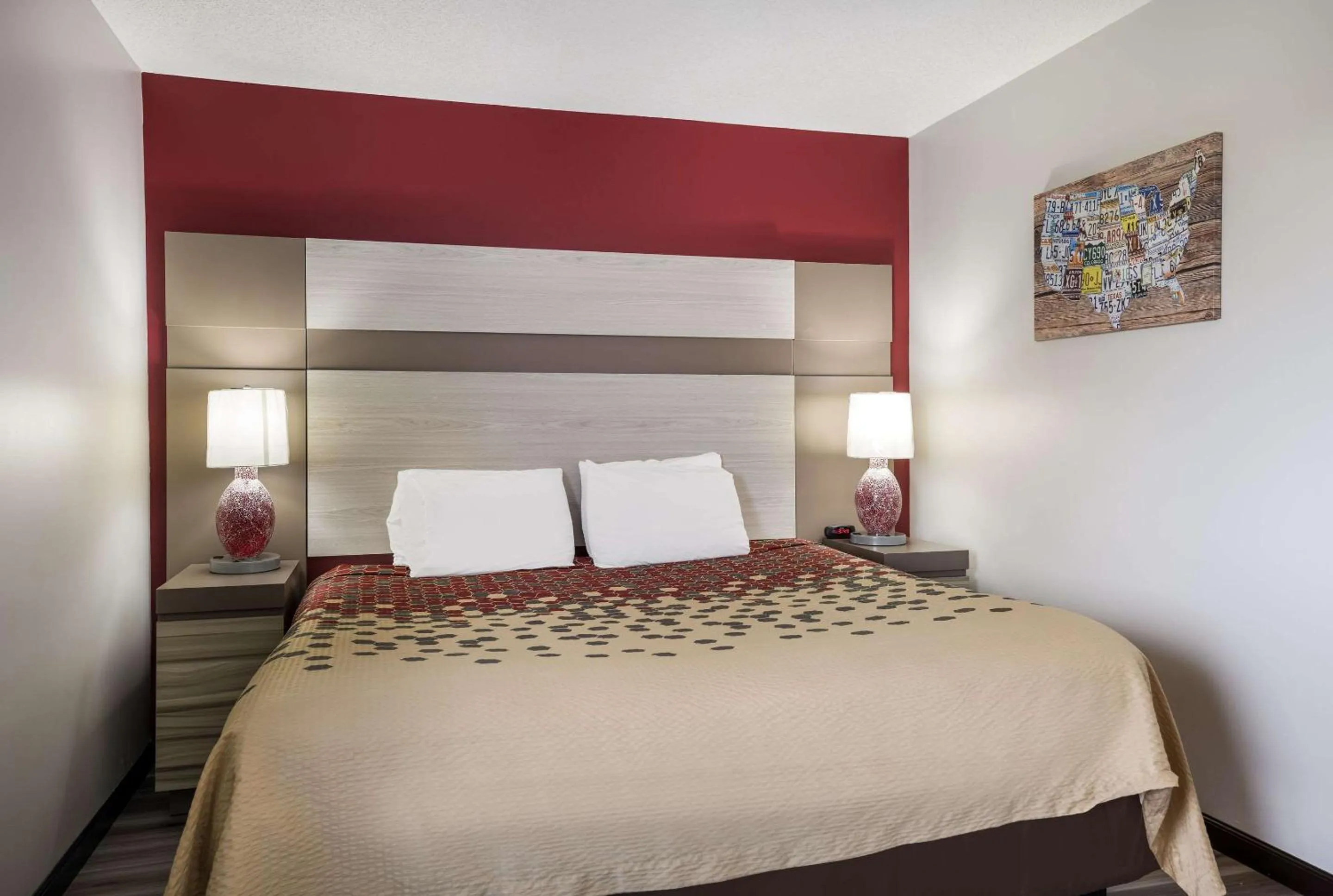Bedroom, Bed in Econo Lodge Inn & Suites Canandaigua - Finger Lakes Area