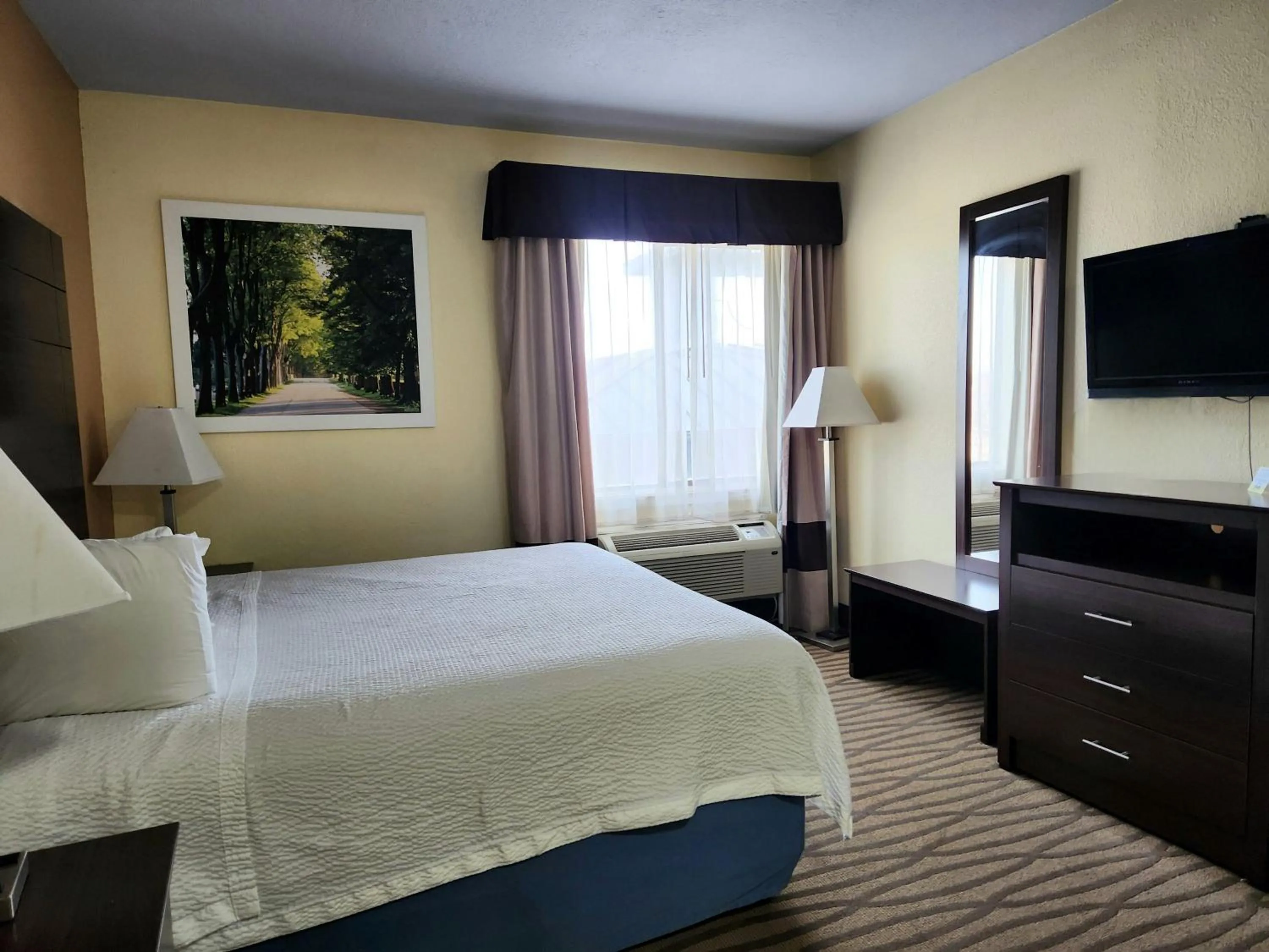 Bedroom, Bed in Studio 6 Suites Pasadena, TX