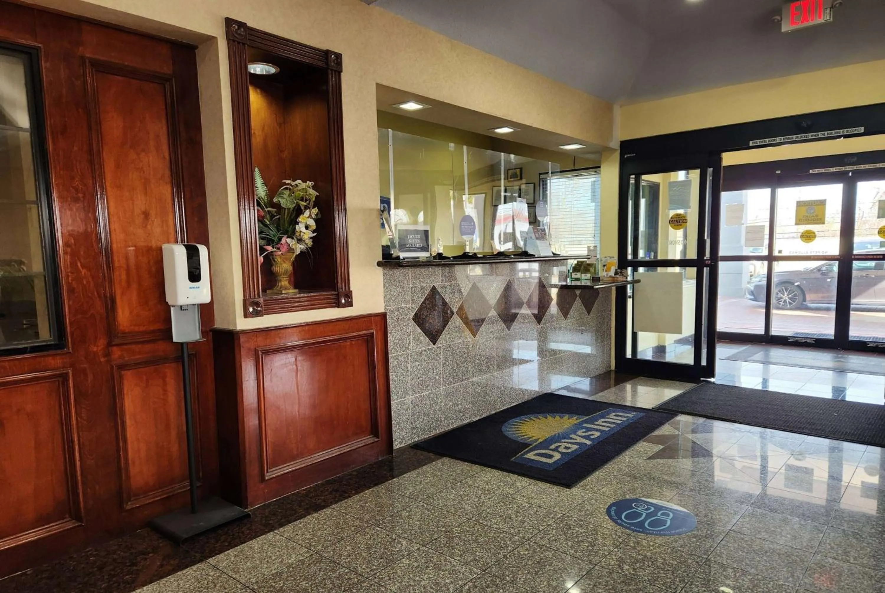 Lobby or reception in Days Inn & Suites by Wyndham Pasadena