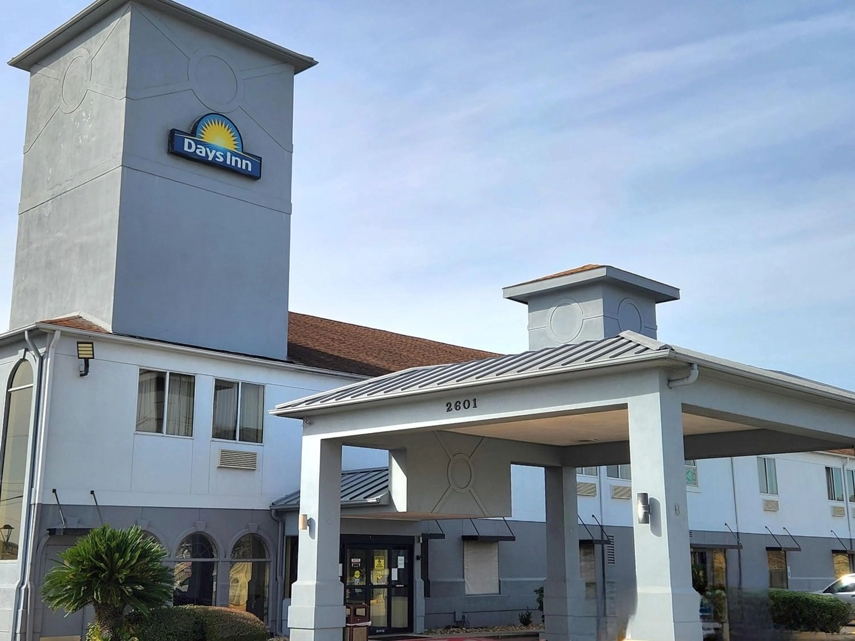 Property building in Days Inn & Suites by Wyndham Pasadena