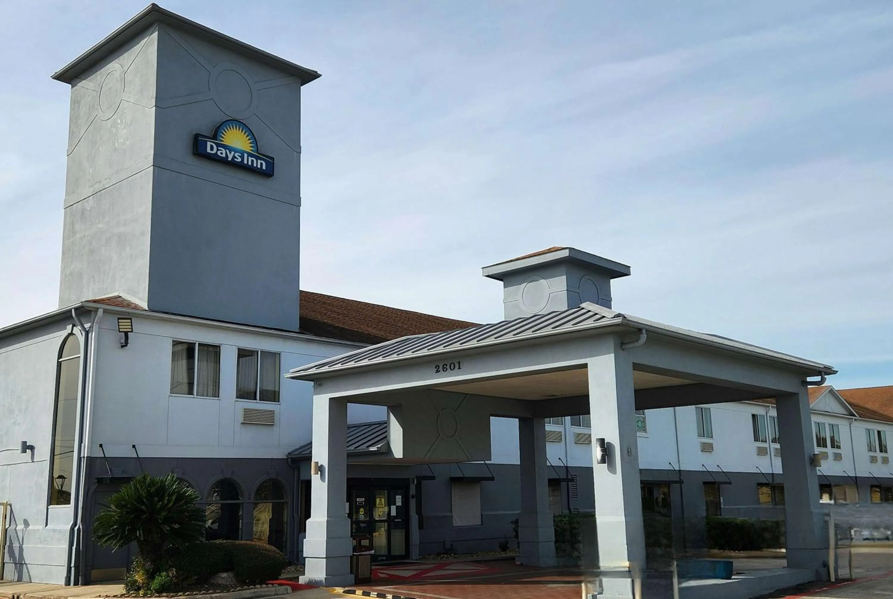 Property building in Days Inn & Suites by Wyndham Pasadena