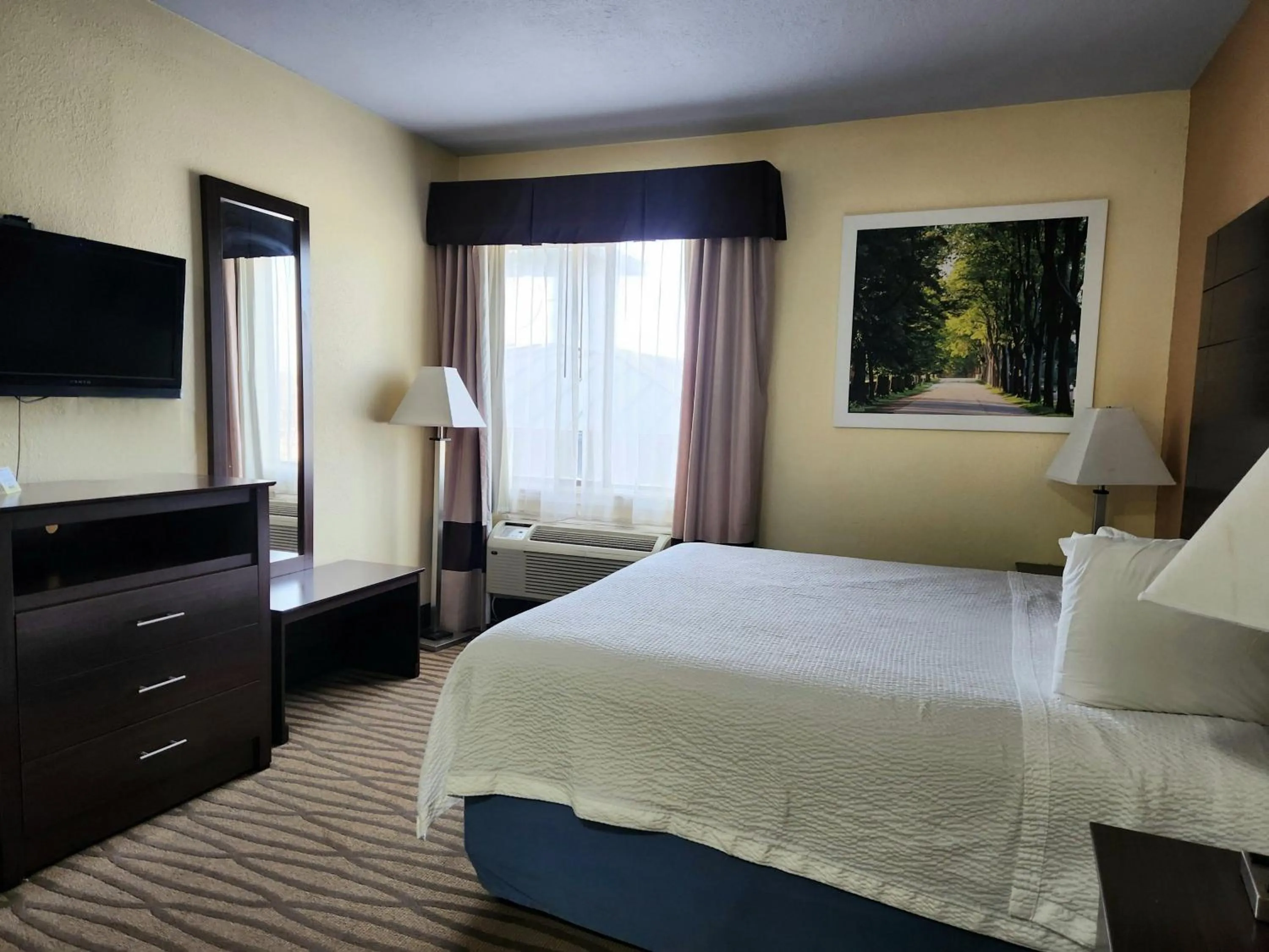 Bedroom, Bed in Studio 6 Suites Pasadena, TX