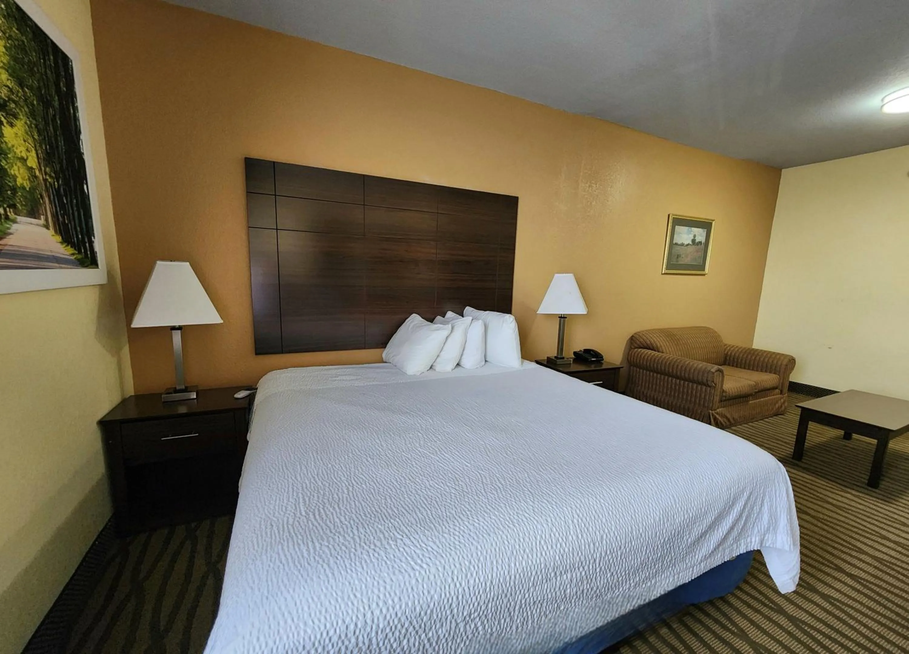 Bedroom, Bed in Studio 6 Suites Pasadena, TX