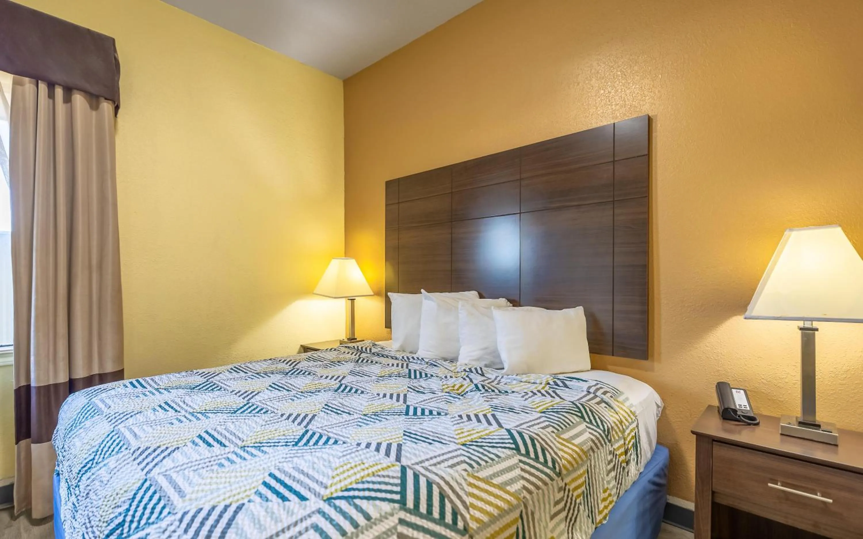 Photo of the whole room, Bed in Studio 6 Suites Pasadena, TX