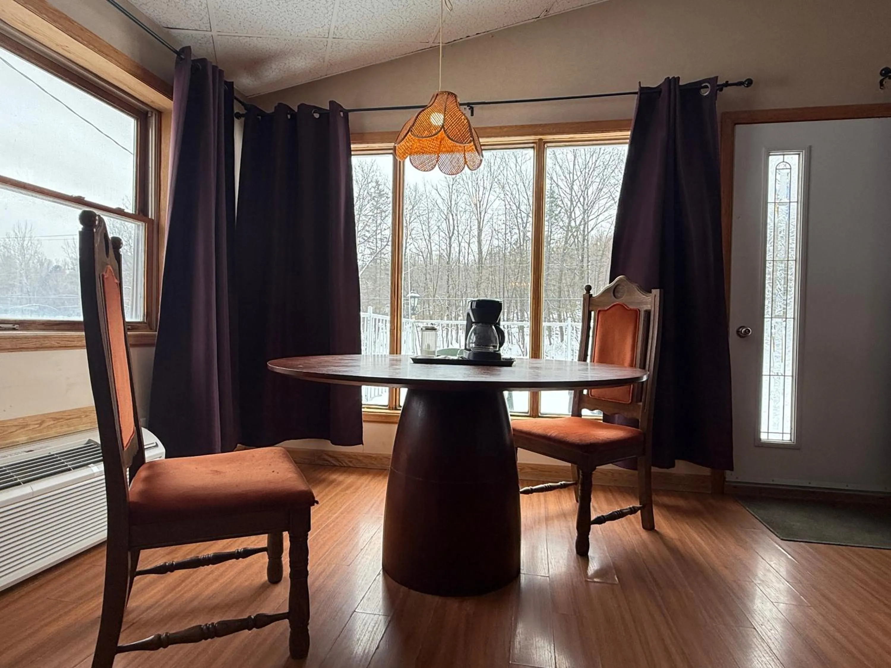 Dining area in Hotel Motel La Marquise