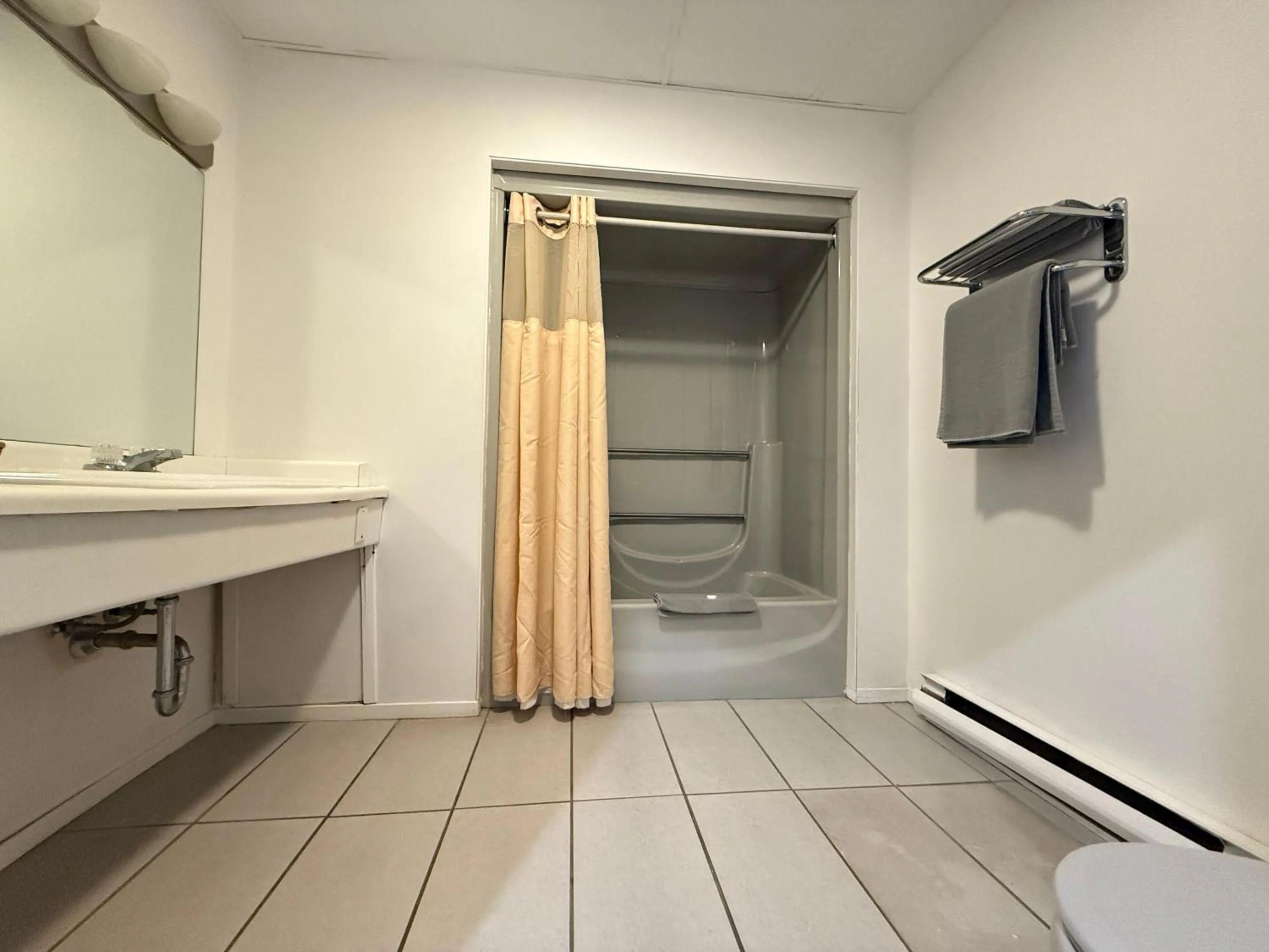 Shower in Hotel Motel La Marquise