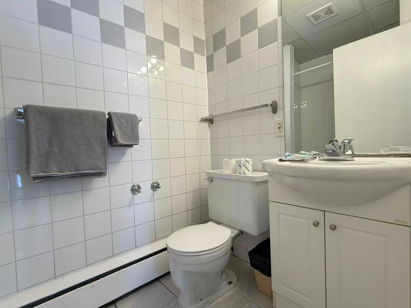 Toilet in Hotel Motel La Marquise