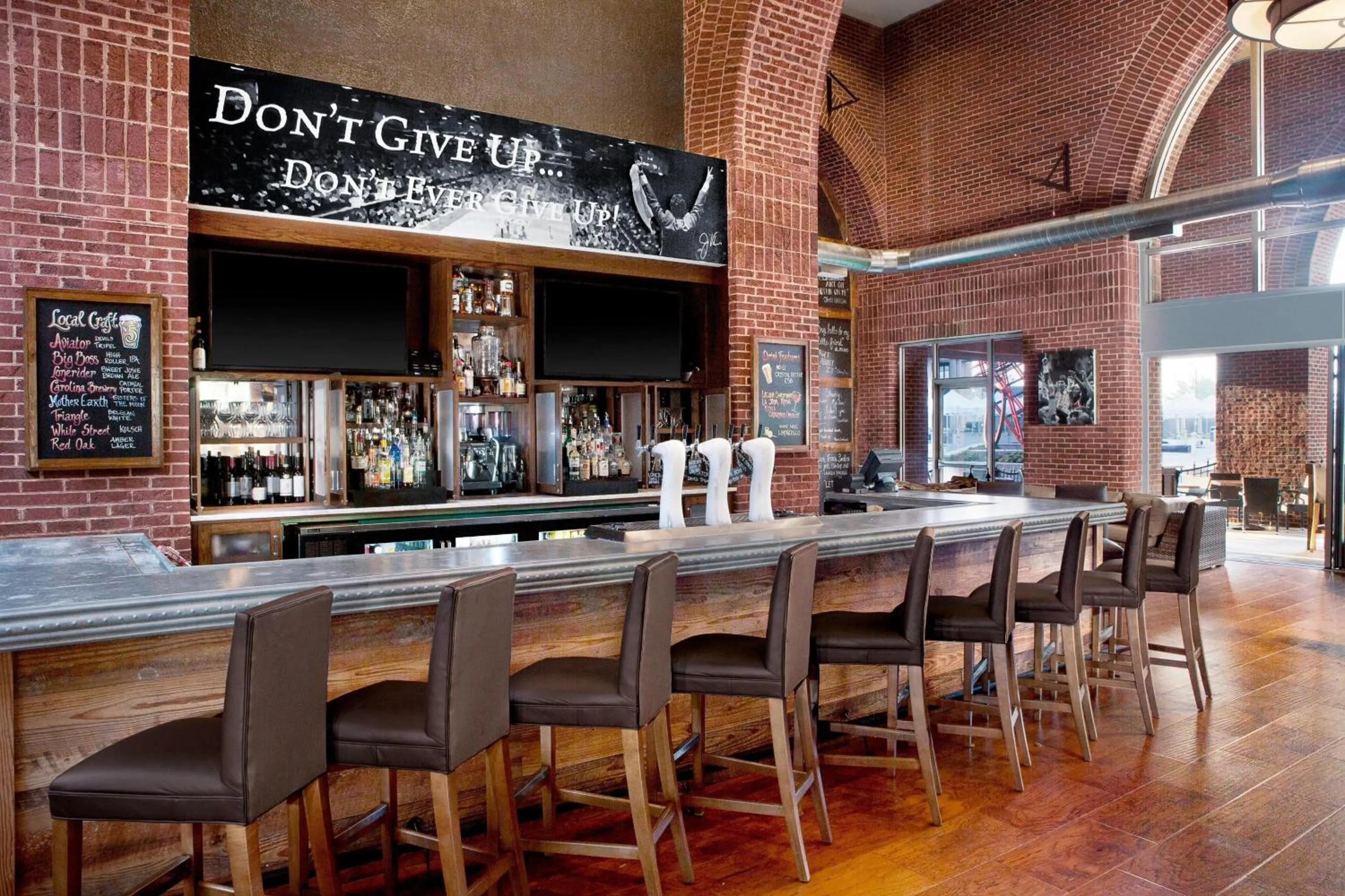 Lounge or bar in Sheraton Raleigh Hotel