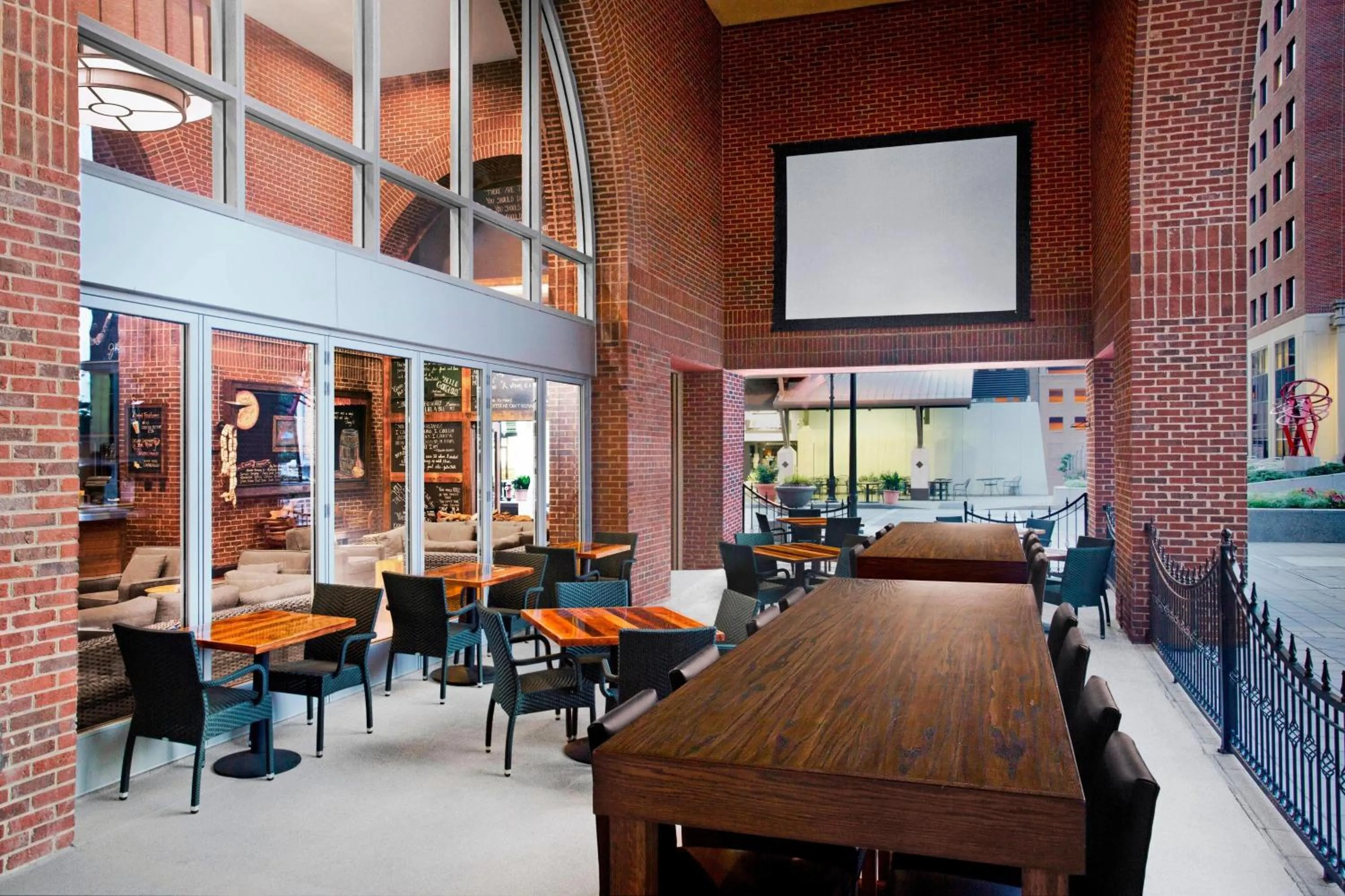 Lounge or bar in Sheraton Raleigh Hotel