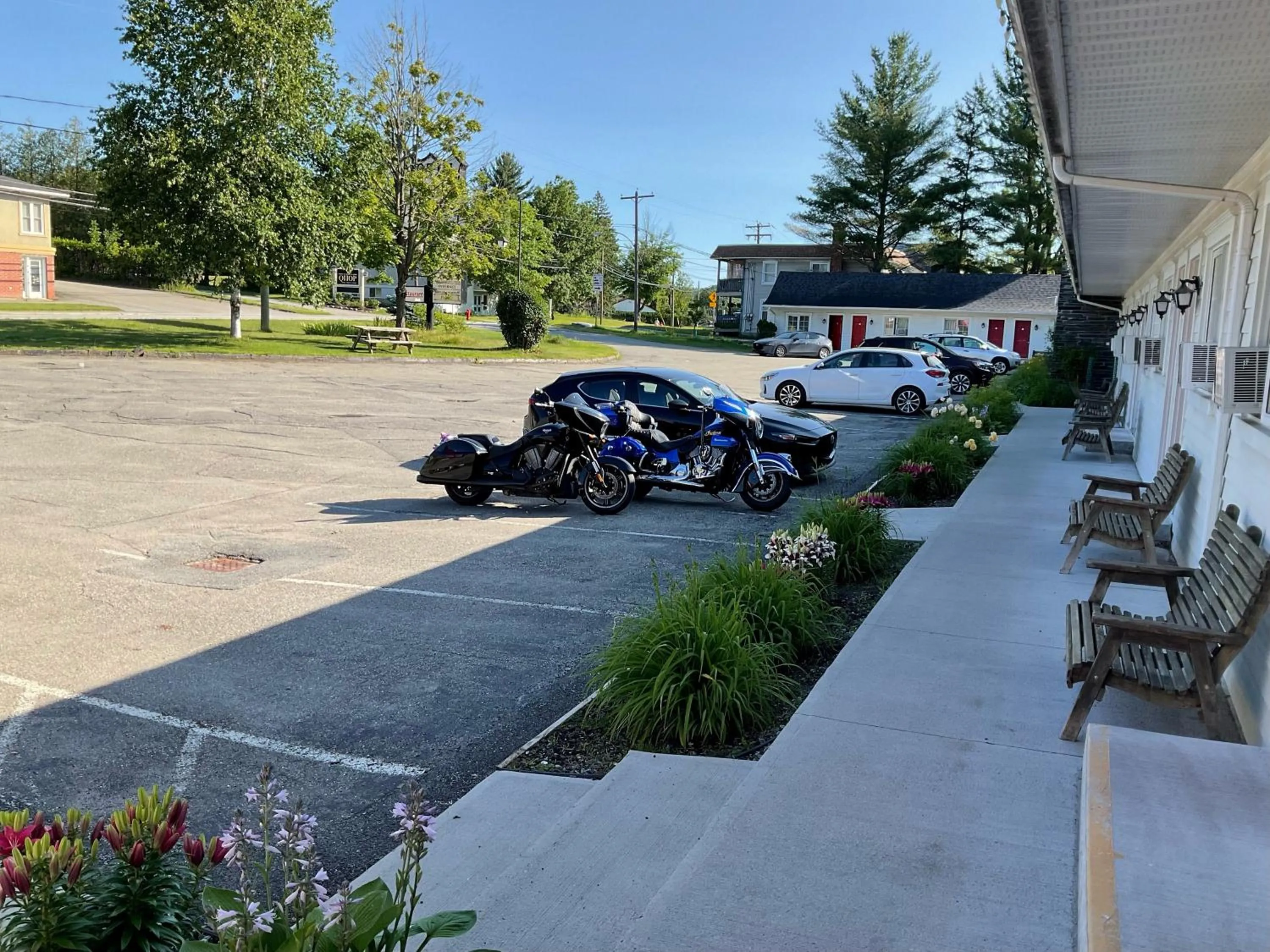 Patio in Motel & Hotel La Paysanne