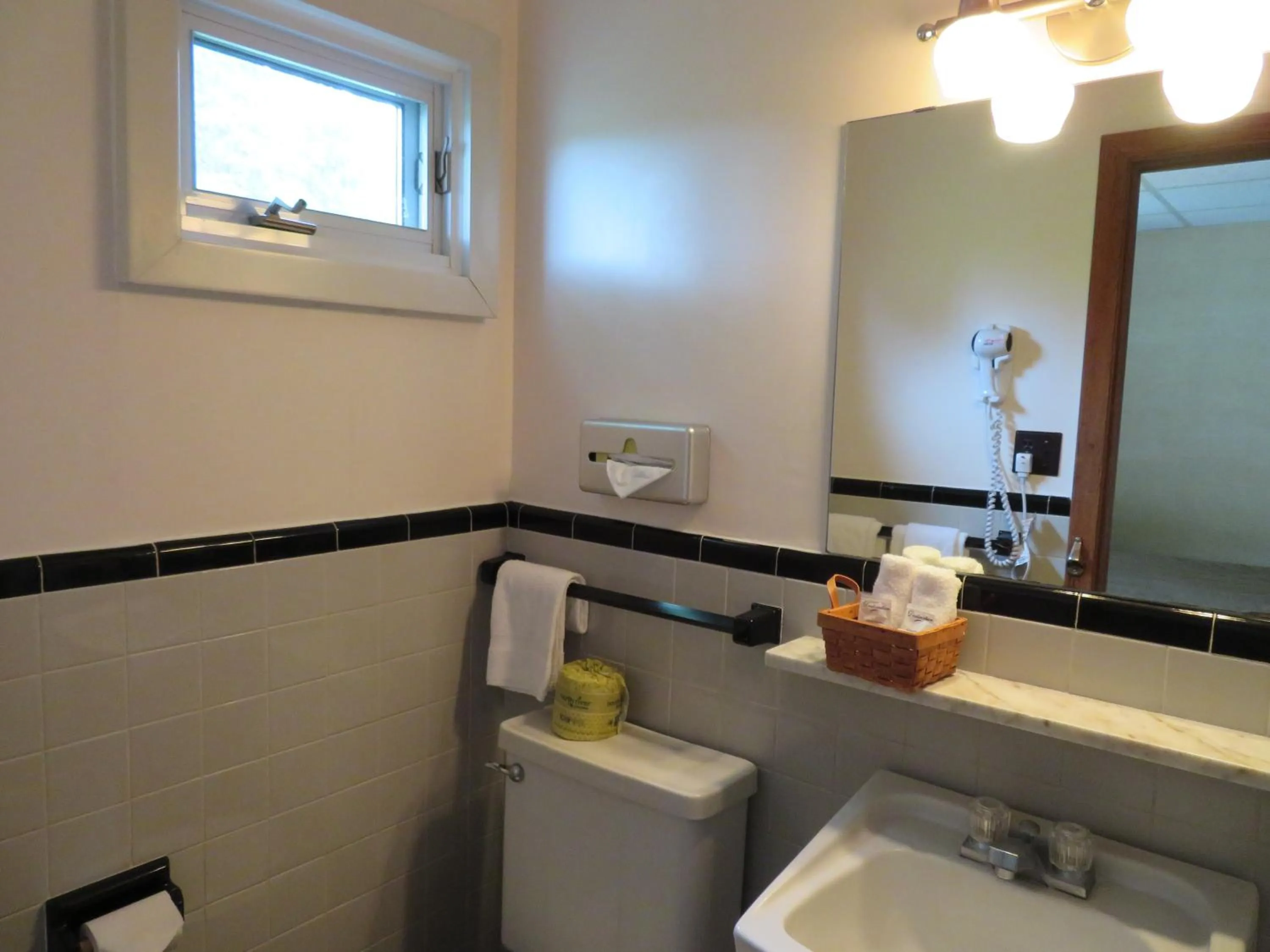 Bathroom in Motel & Hotel La Paysanne