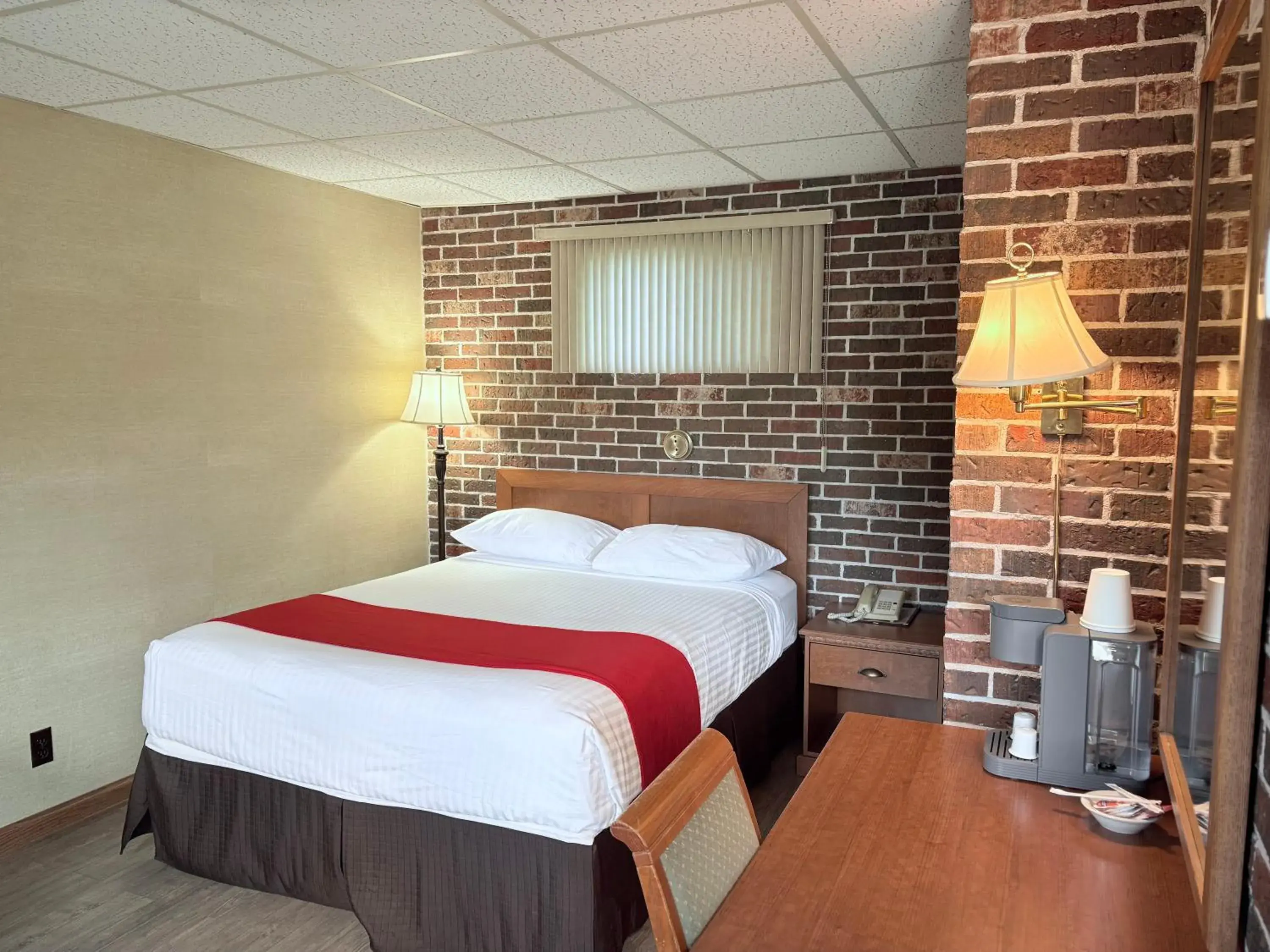 Queen Room in Motel & Hotel La Paysanne Queen Room in Motel & Hotel La Paysanne