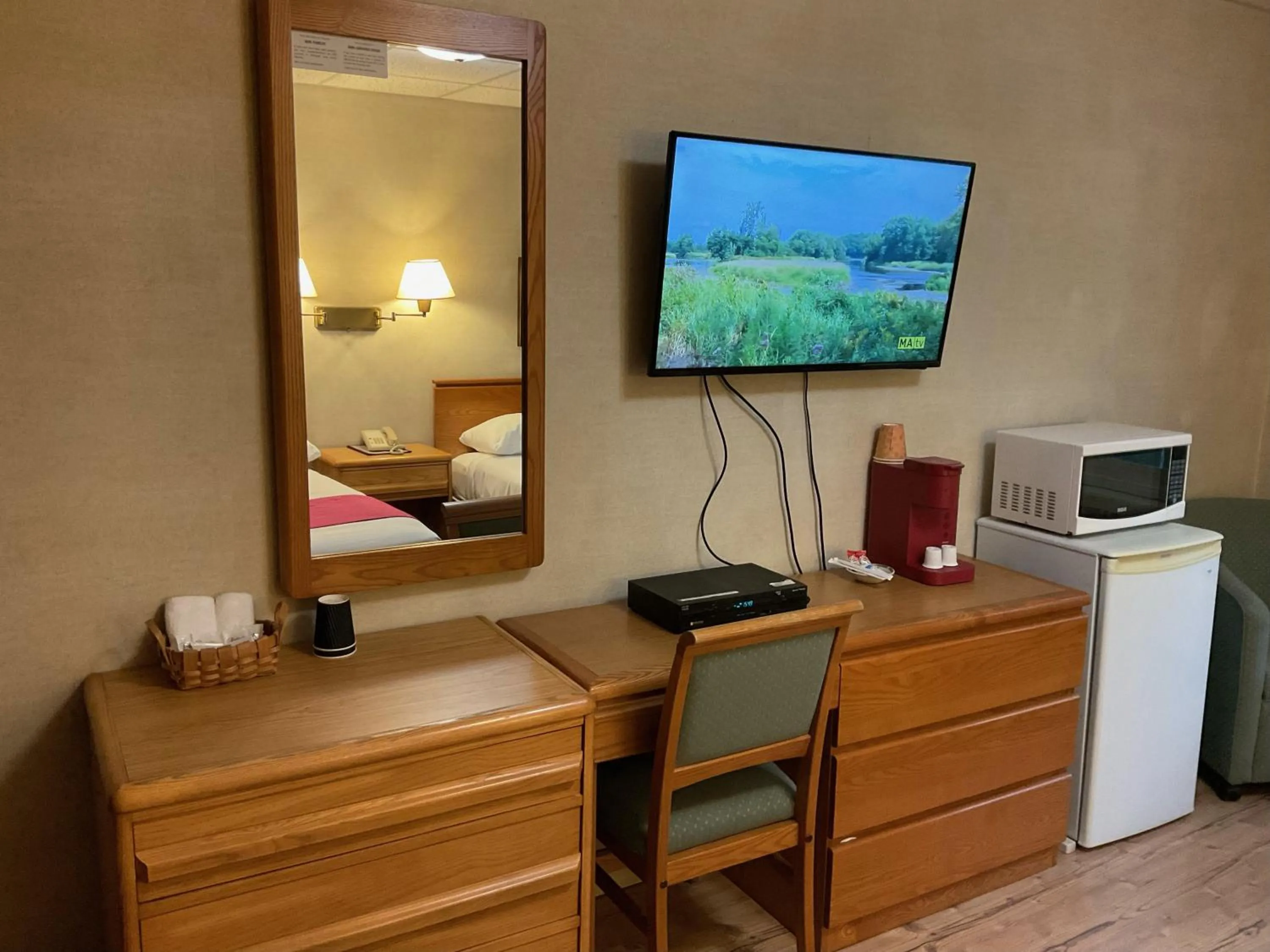 Photo of the whole room, Bed in Motel & Hotel La Paysanne