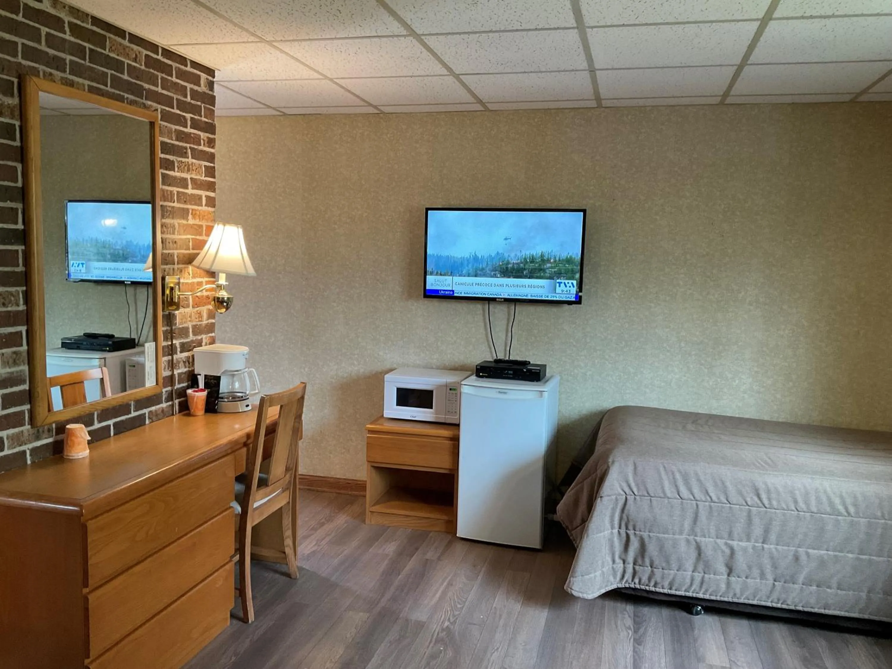 Photo of the whole room, Bed in Motel & Hotel La Paysanne