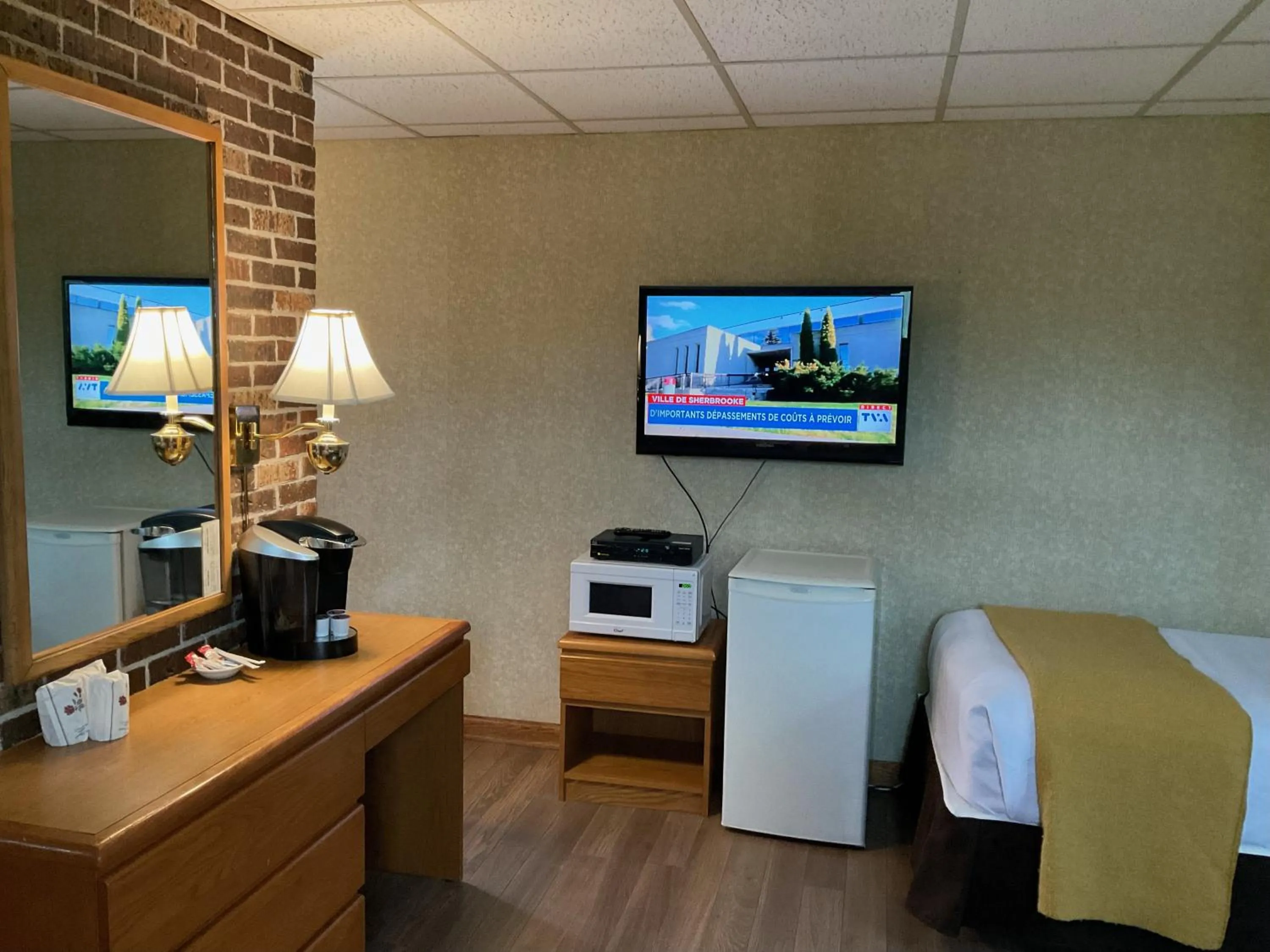TV and multimedia in Motel & Hotel La Paysanne