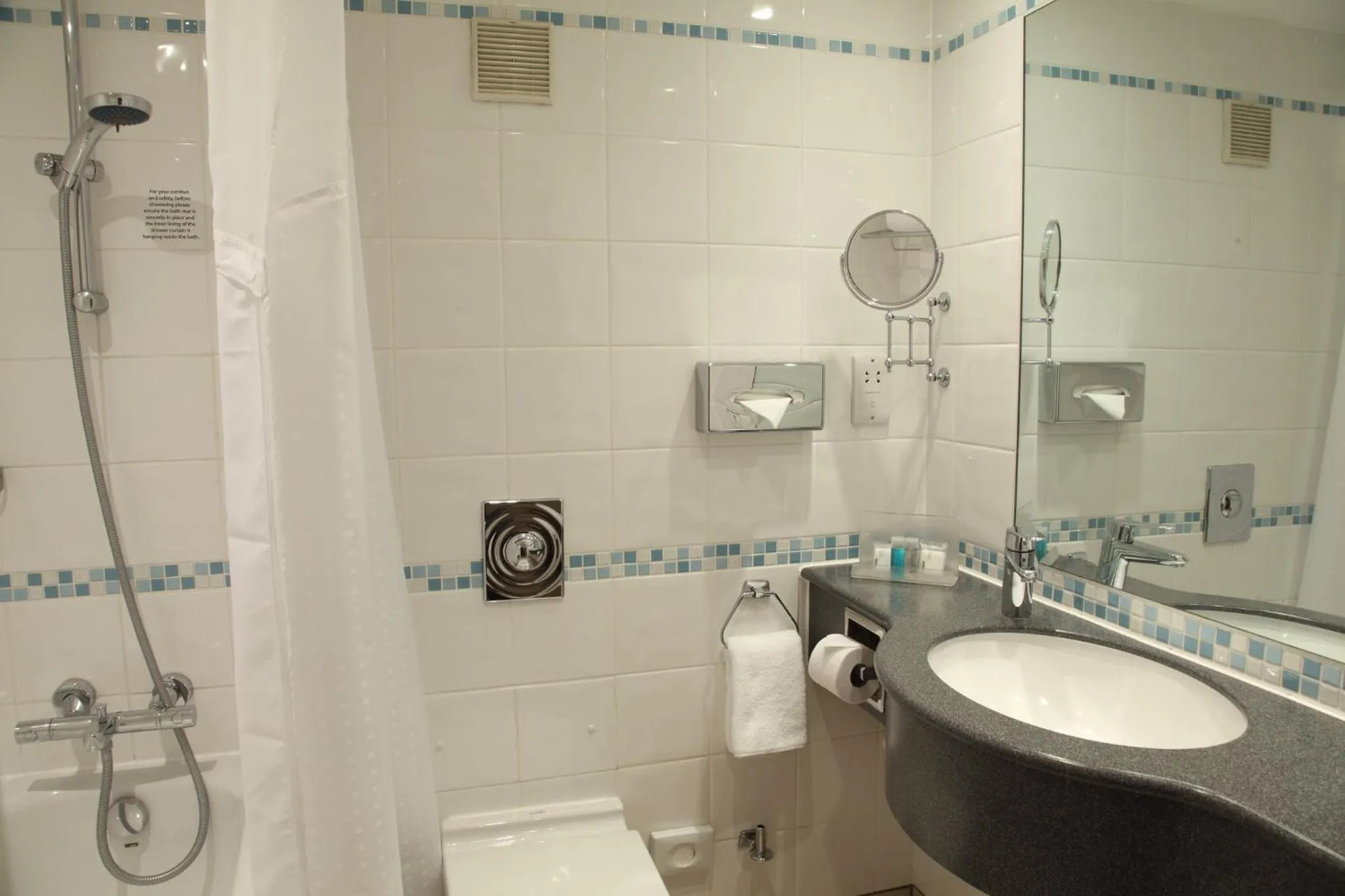 Photo of the whole room in Holiday Inn London - Regent's Park by IHG