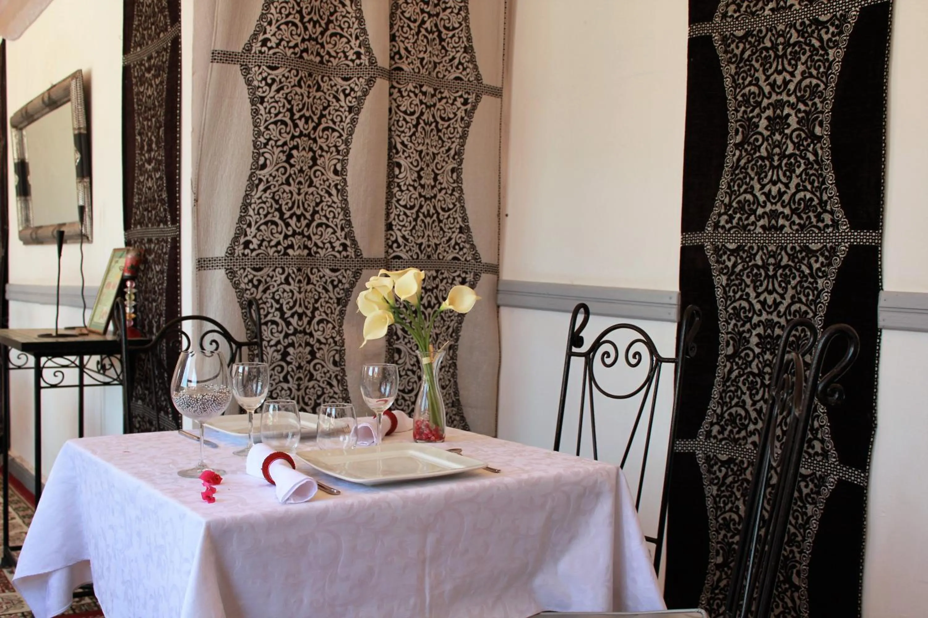 Dining area in Les Jardins Mandaline