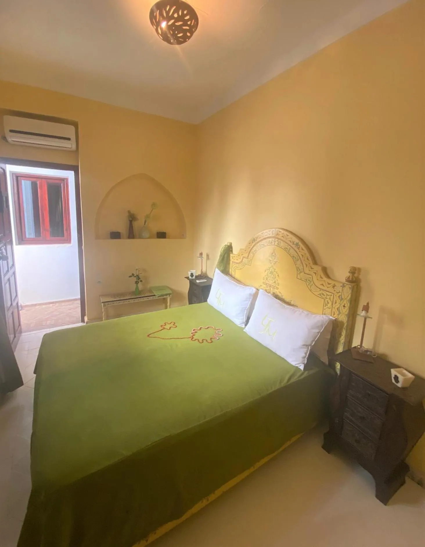 Bedroom, Bed in Les Jardins Mandaline