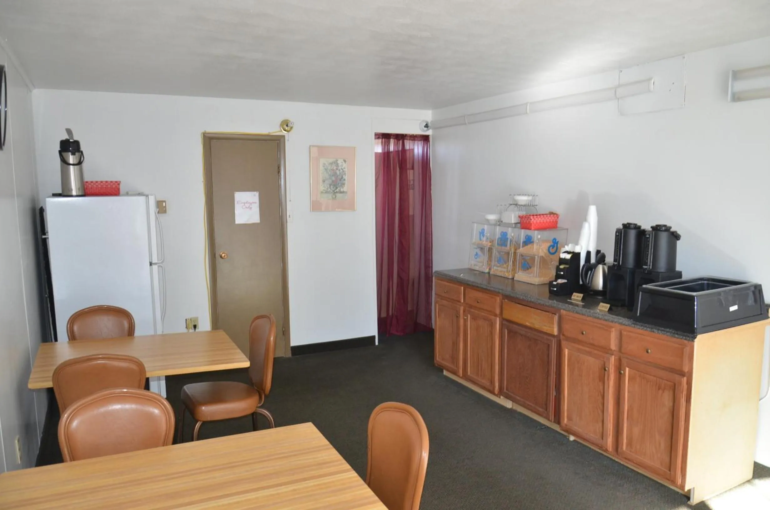 Restaurant/places to eat in Red Carpet Inn & Suites Ebensburg