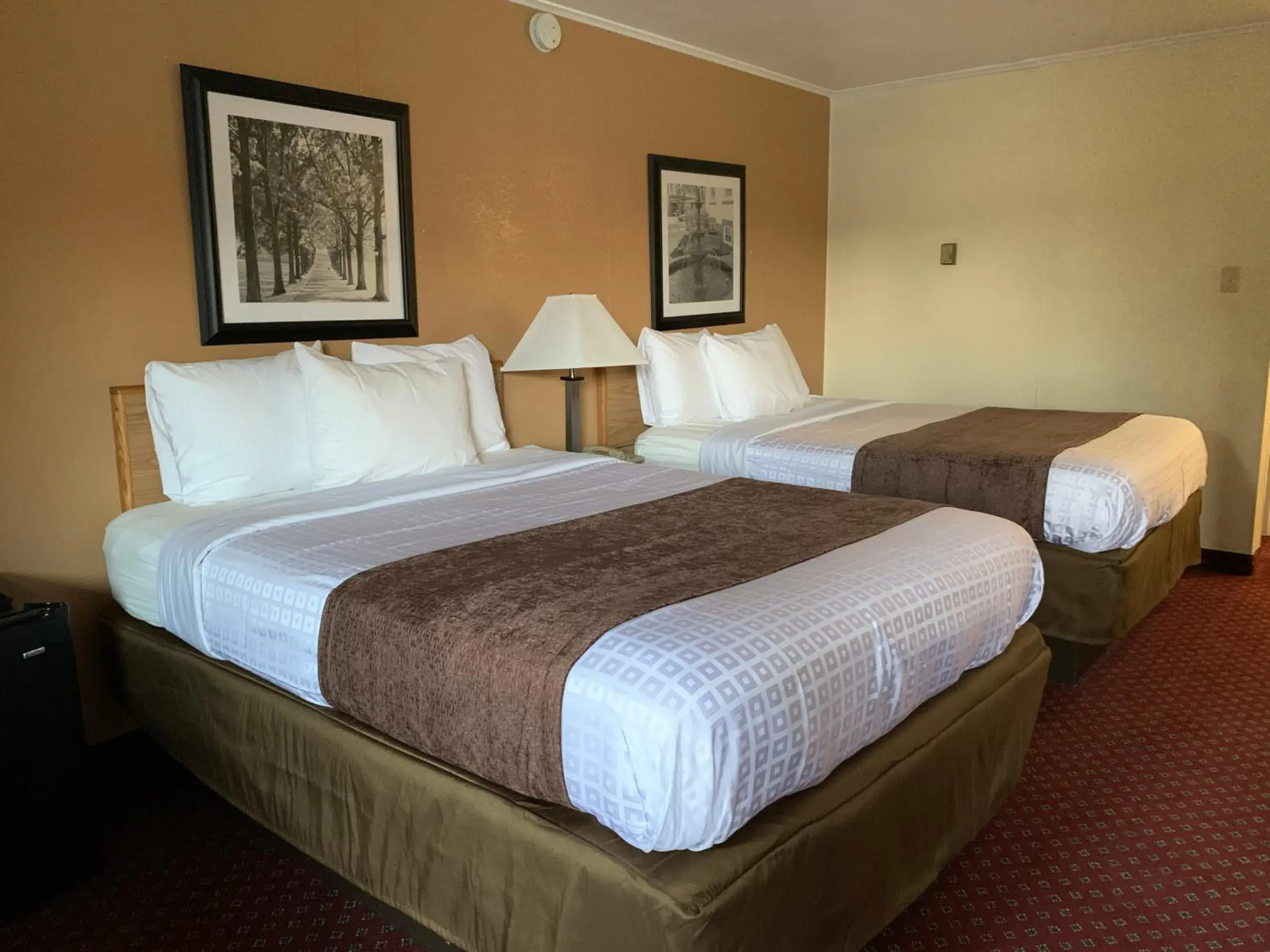 Queen Room with Two Queen Beds - Non-Smoking in Red Carpet Inn & Suites Ebensburg Queen Room with Two Queen Beds - Non-Smoking in Red Carpet Inn & Suites Ebensburg