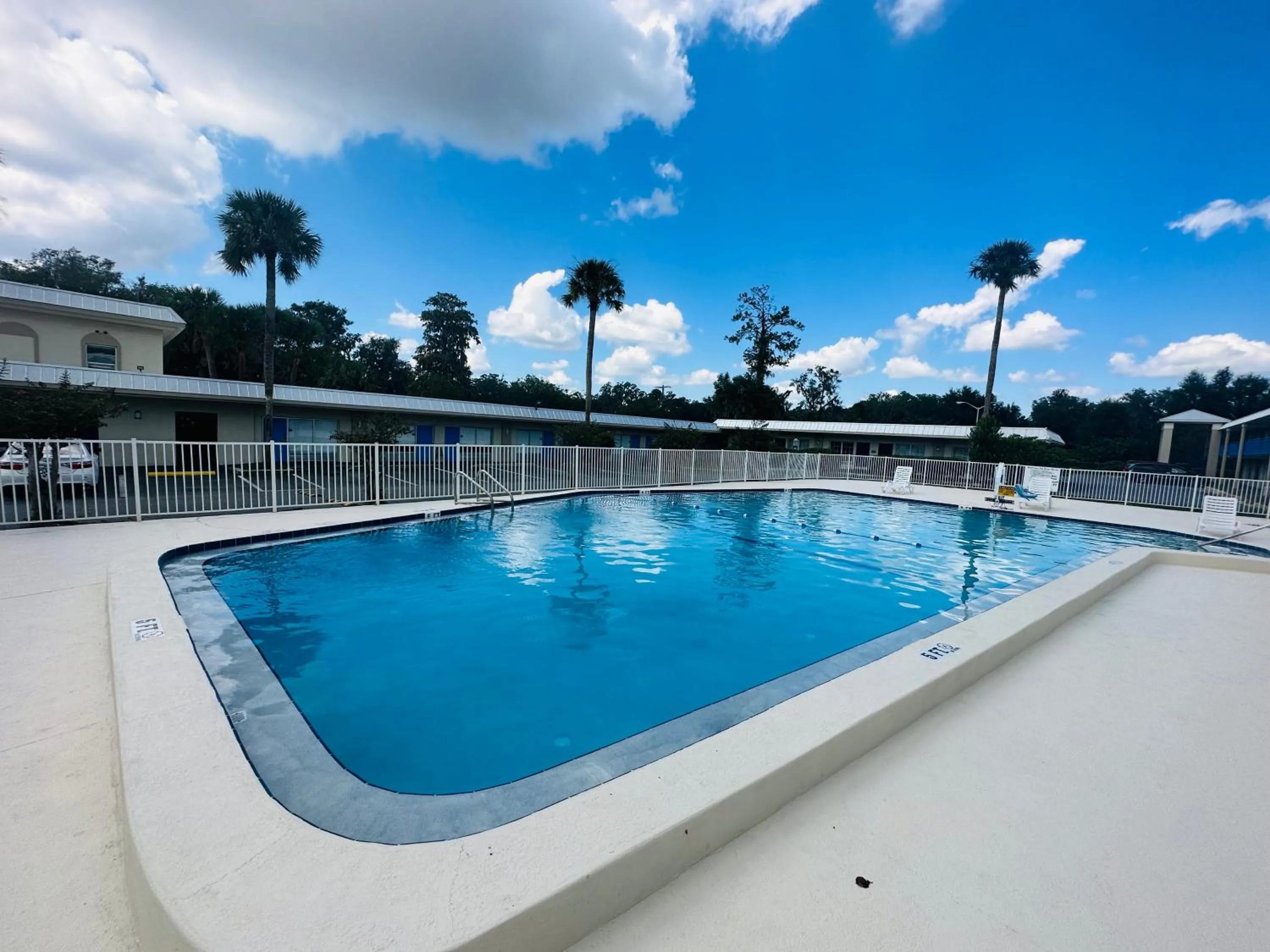 Swimming pool in Rodeway Inn