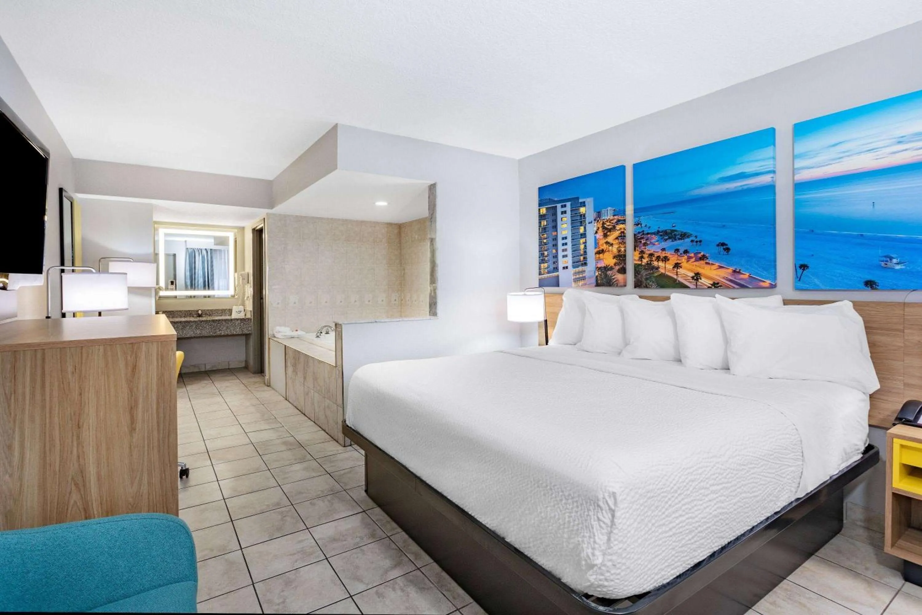 Hot Tub, Bed in Days Inn by Wyndham N Orlando/Casselberry