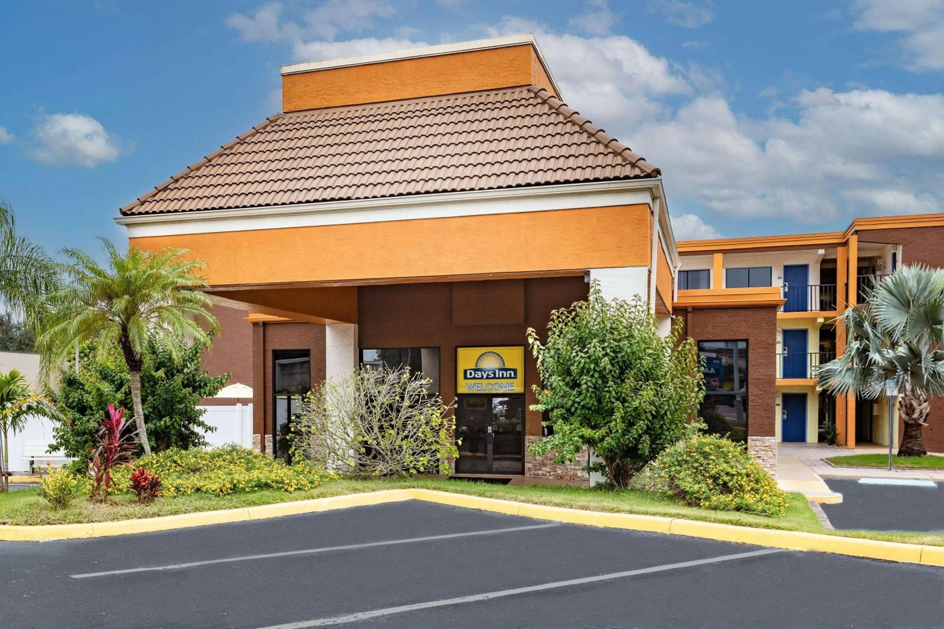 Property building in Days Inn by Wyndham N Orlando/Casselberry