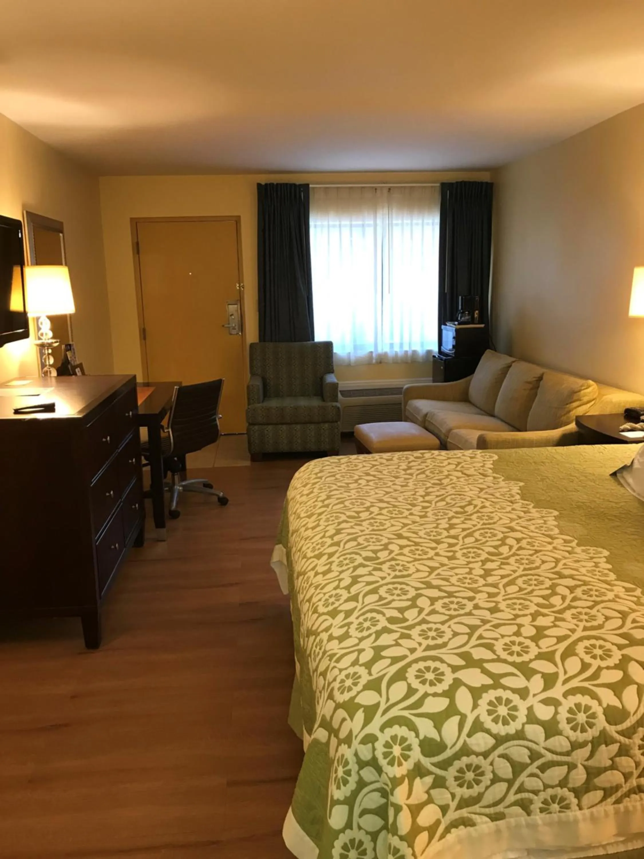 Photo of the whole room, Bed in Days Inn by Wyndham N Orlando/Casselberry