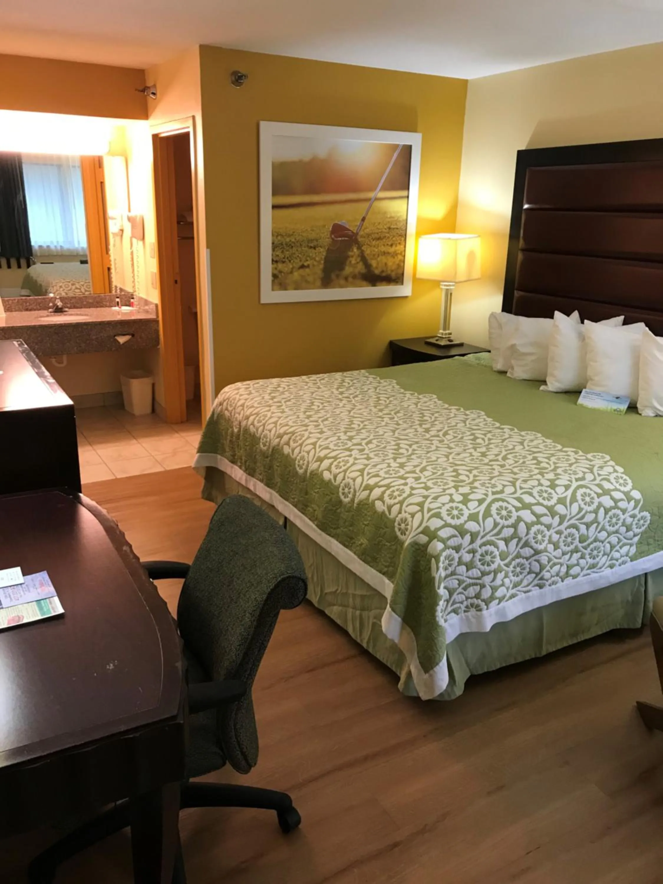 Decorative detail, Bed in Days Inn by Wyndham N Orlando/Casselberry