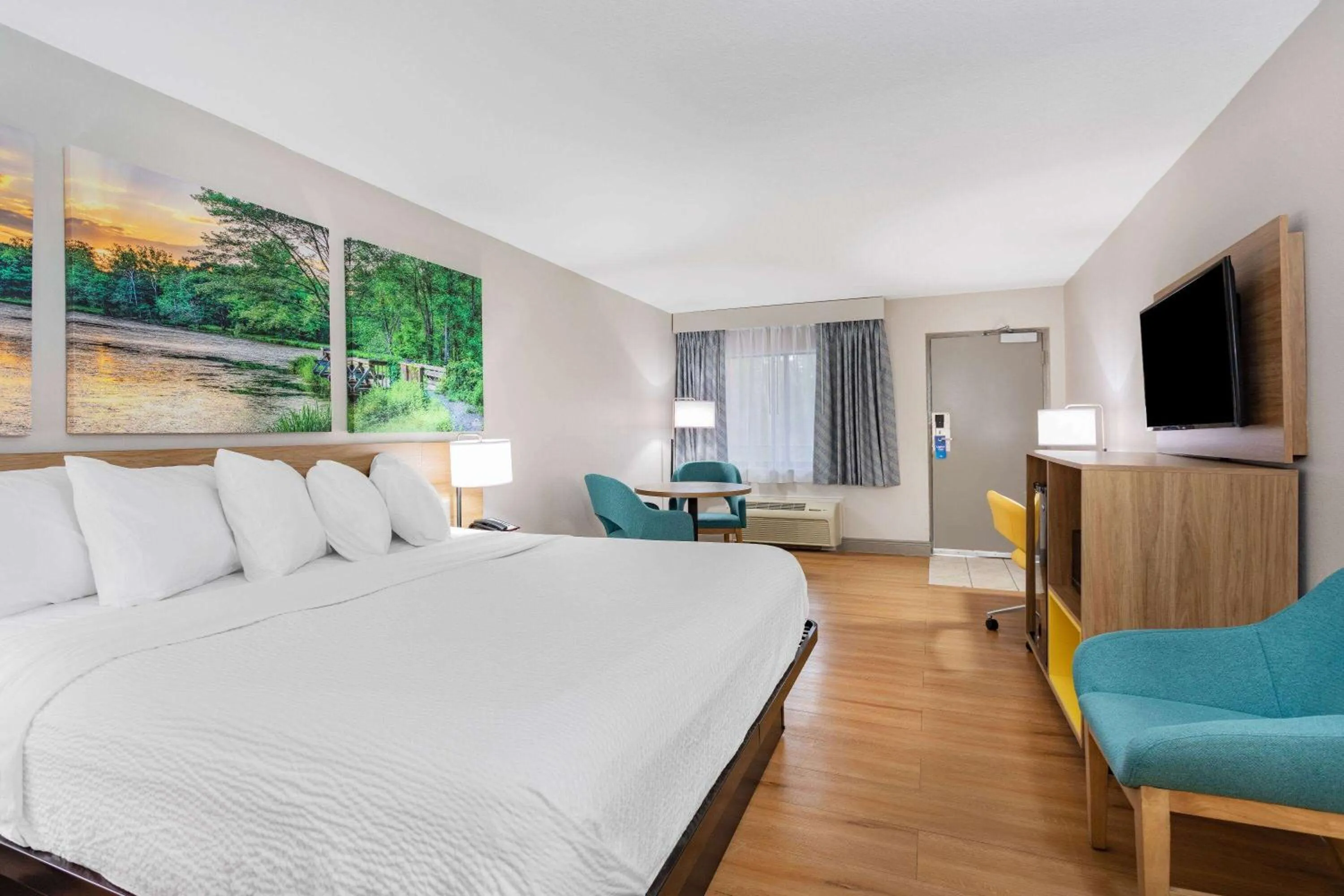 Photo of the whole room, Bed in Days Inn by Wyndham N Orlando/Casselberry