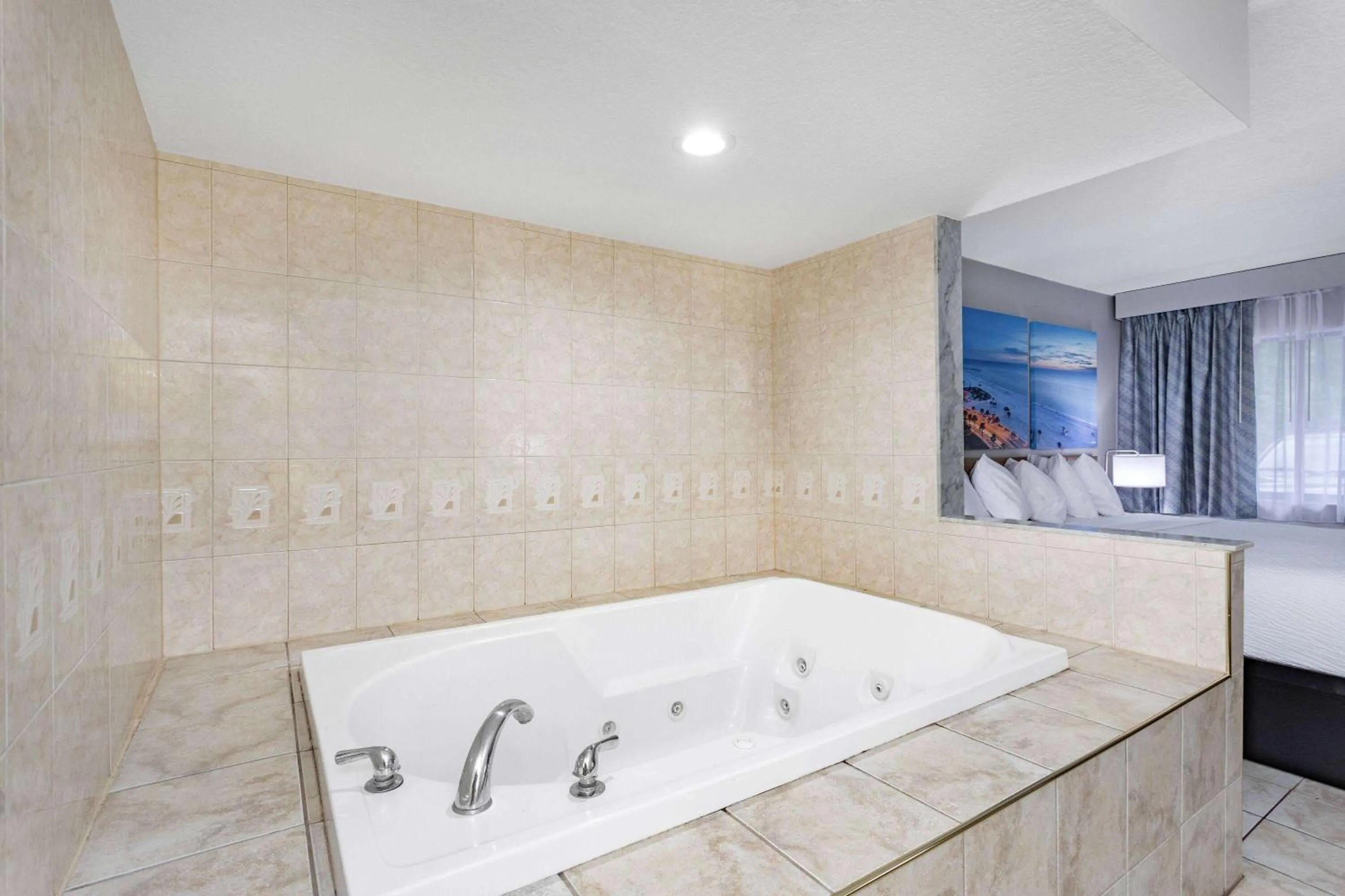 Hot Tub in Days Inn by Wyndham N Orlando/Casselberry