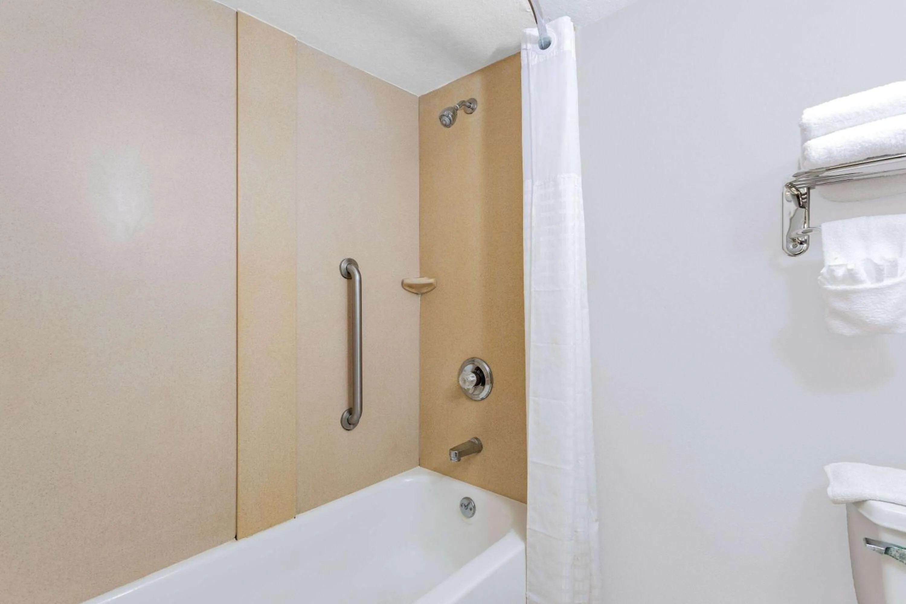 TV and multimedia in Days Inn by Wyndham N Orlando/Casselberry