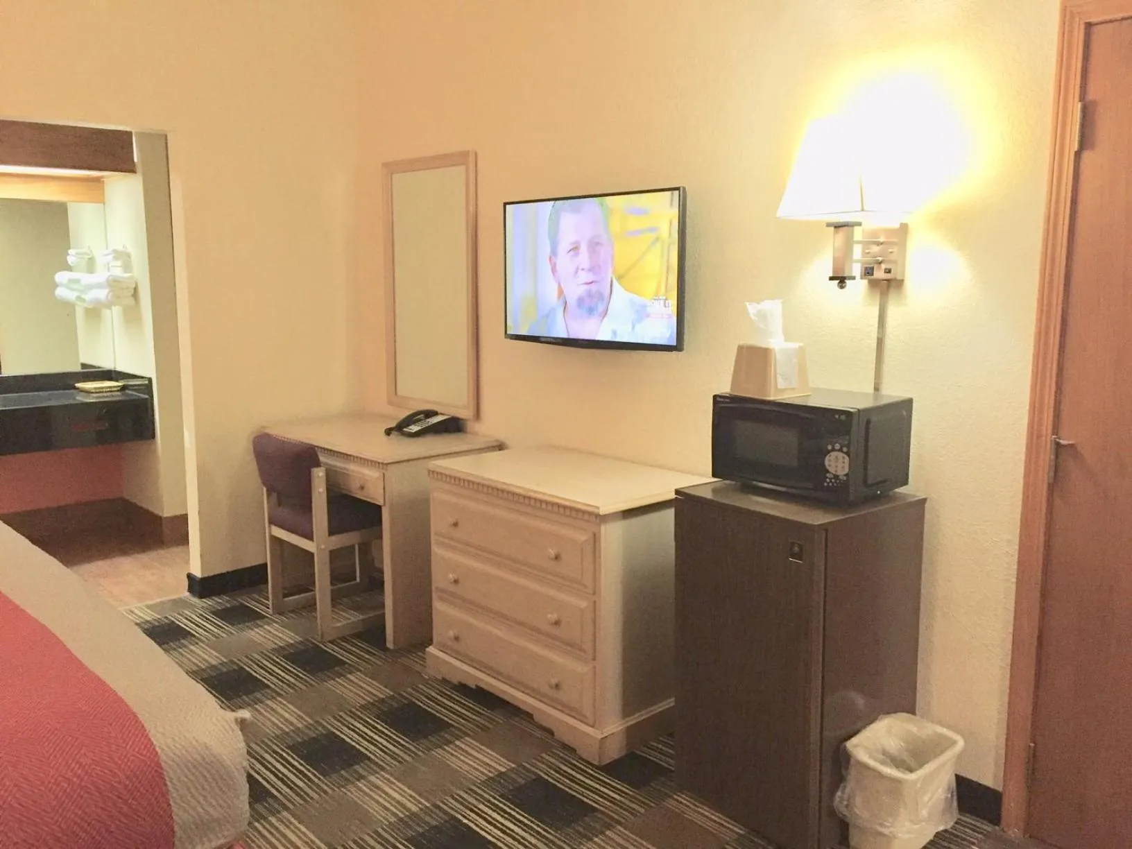 Bed in Red Carpet Inn North Chicago