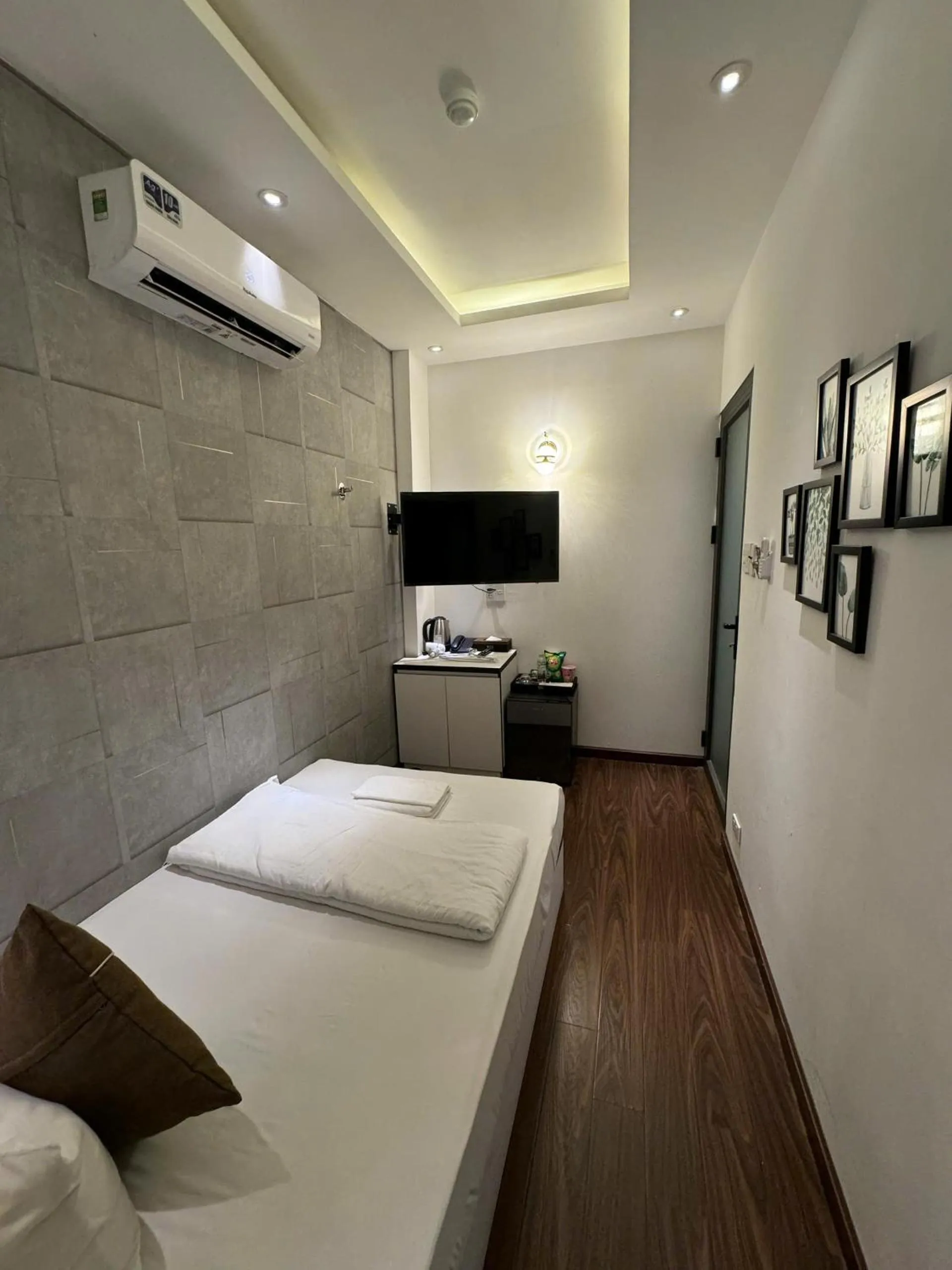 Photo of the whole room, Bed in KP Hotel