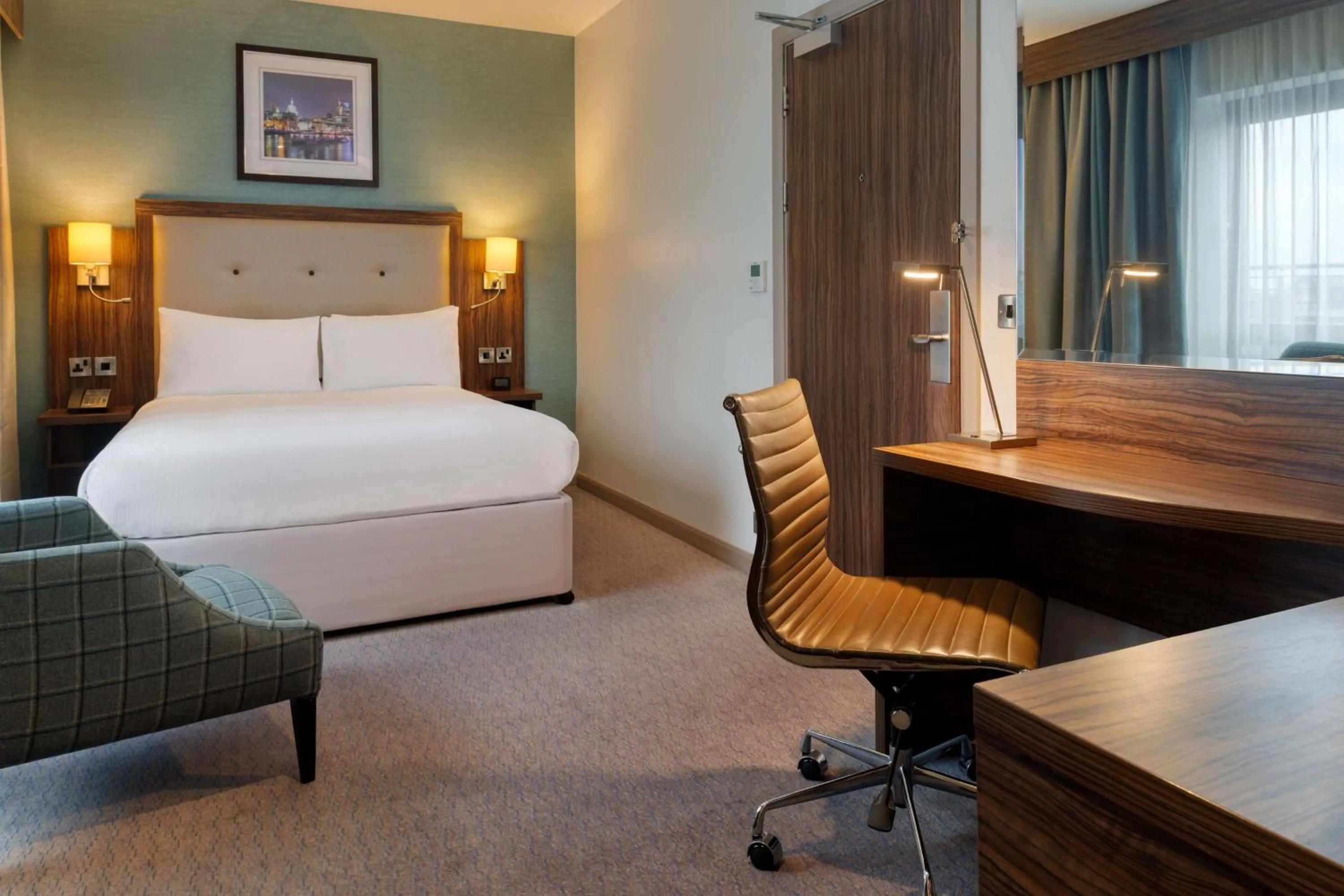 Photo of the whole room, Bed in DoubleTree by Hilton London Angel Kings Cross