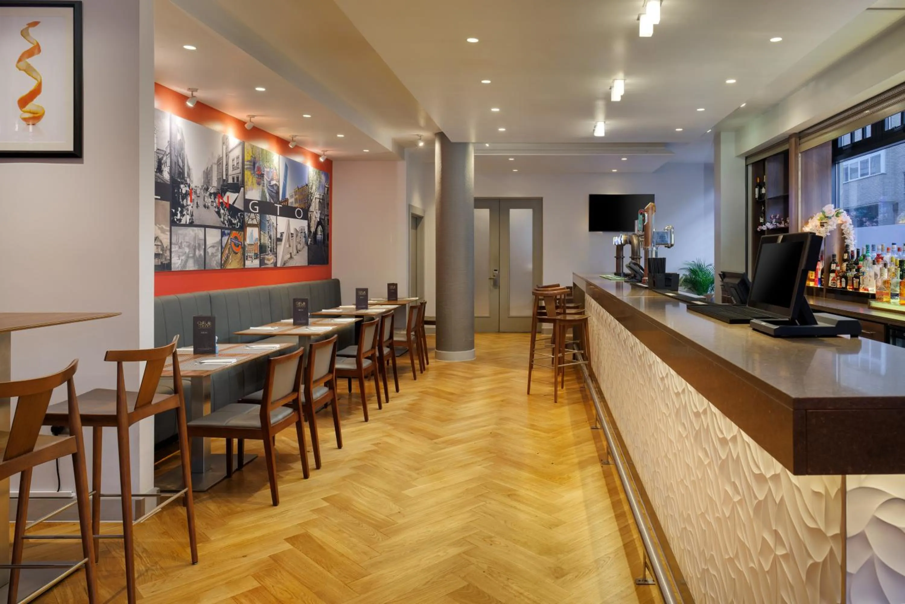 Lounge or bar in DoubleTree by Hilton London Angel Kings Cross