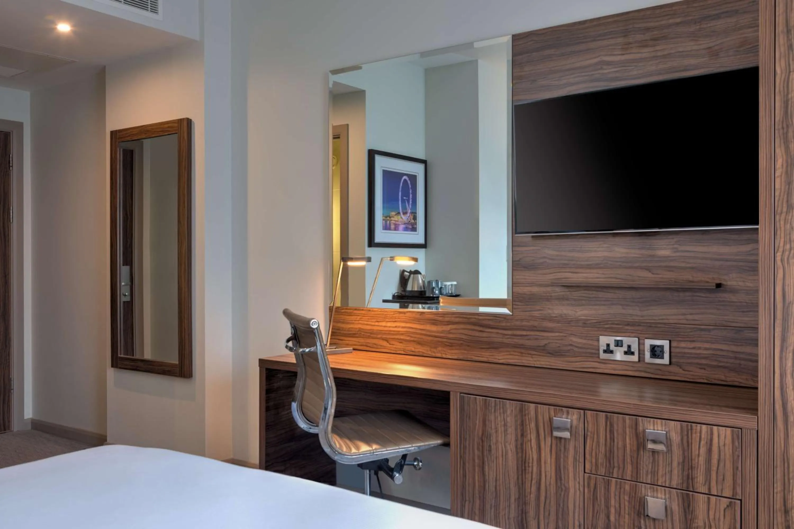 TV and multimedia, Bed in DoubleTree by Hilton London Angel Kings Cross
