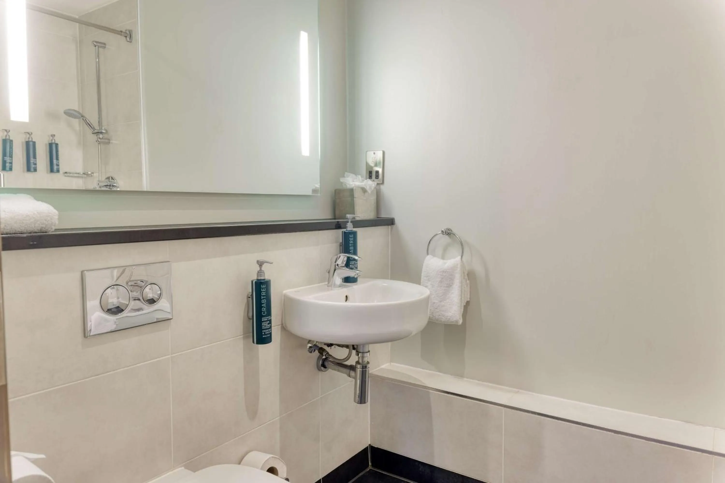 Photo of the whole room in DoubleTree by Hilton London Angel Kings Cross