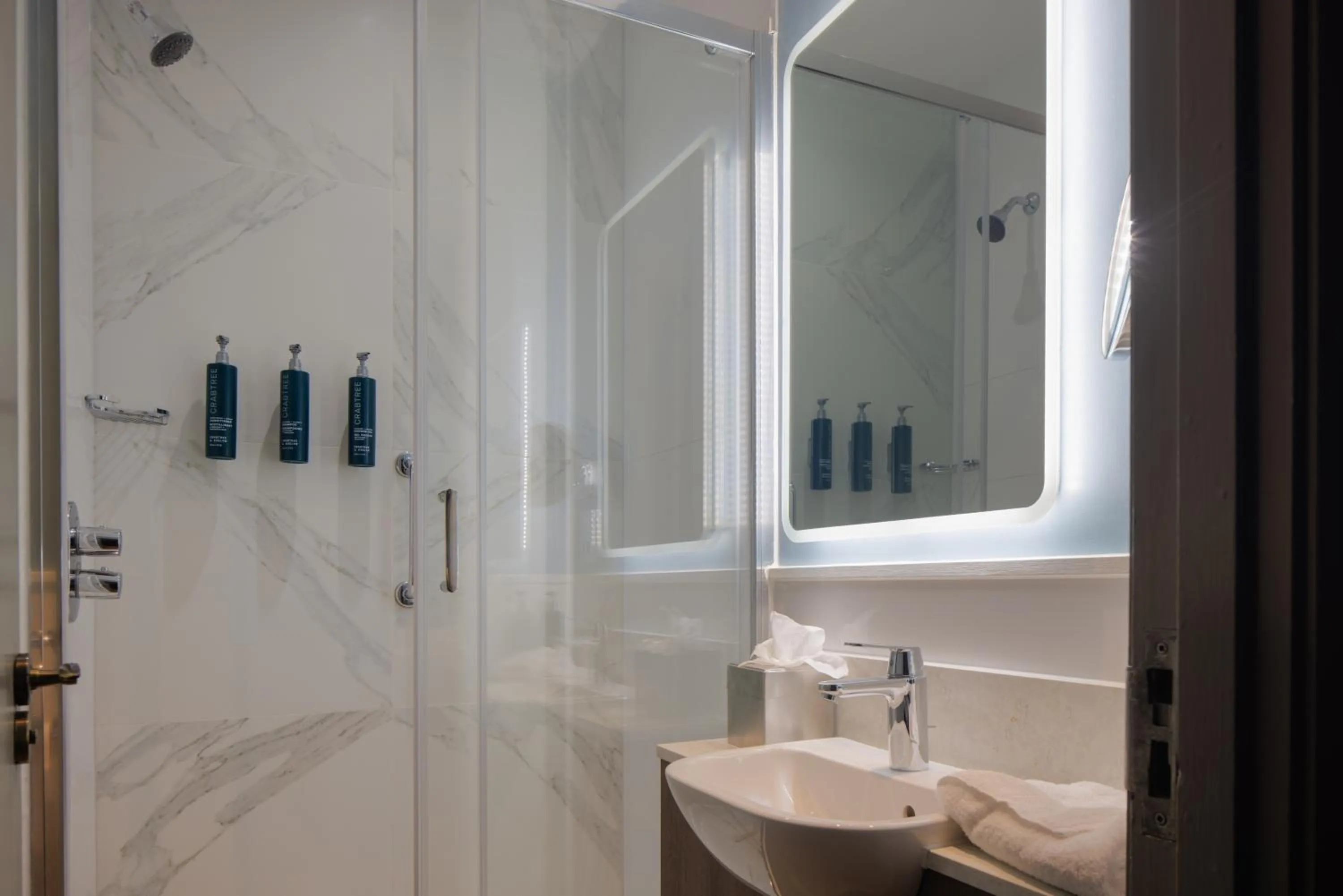 Shower in DoubleTree by Hilton London Angel Kings Cross