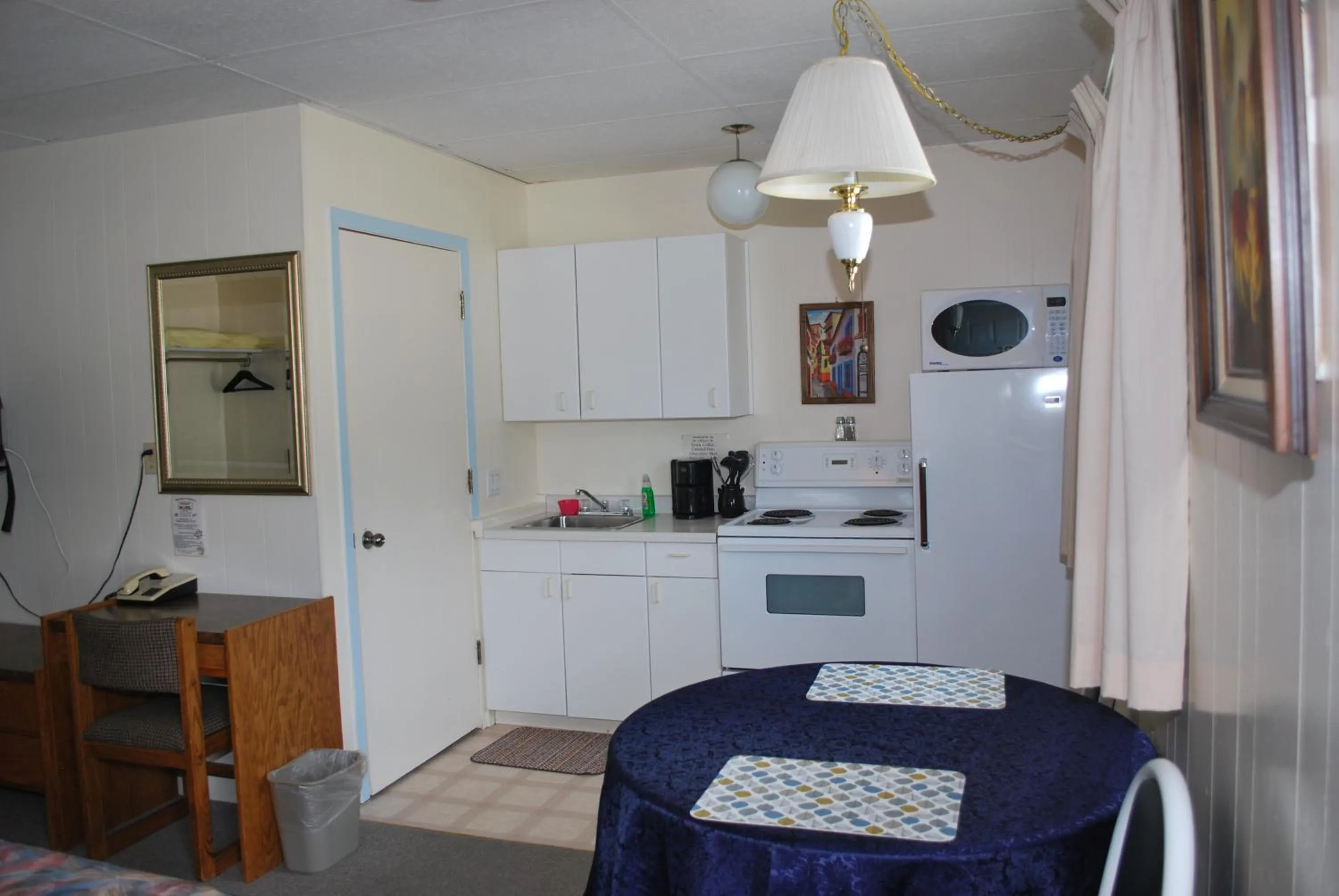 Kitchen or kitchenette in Sunset Motel