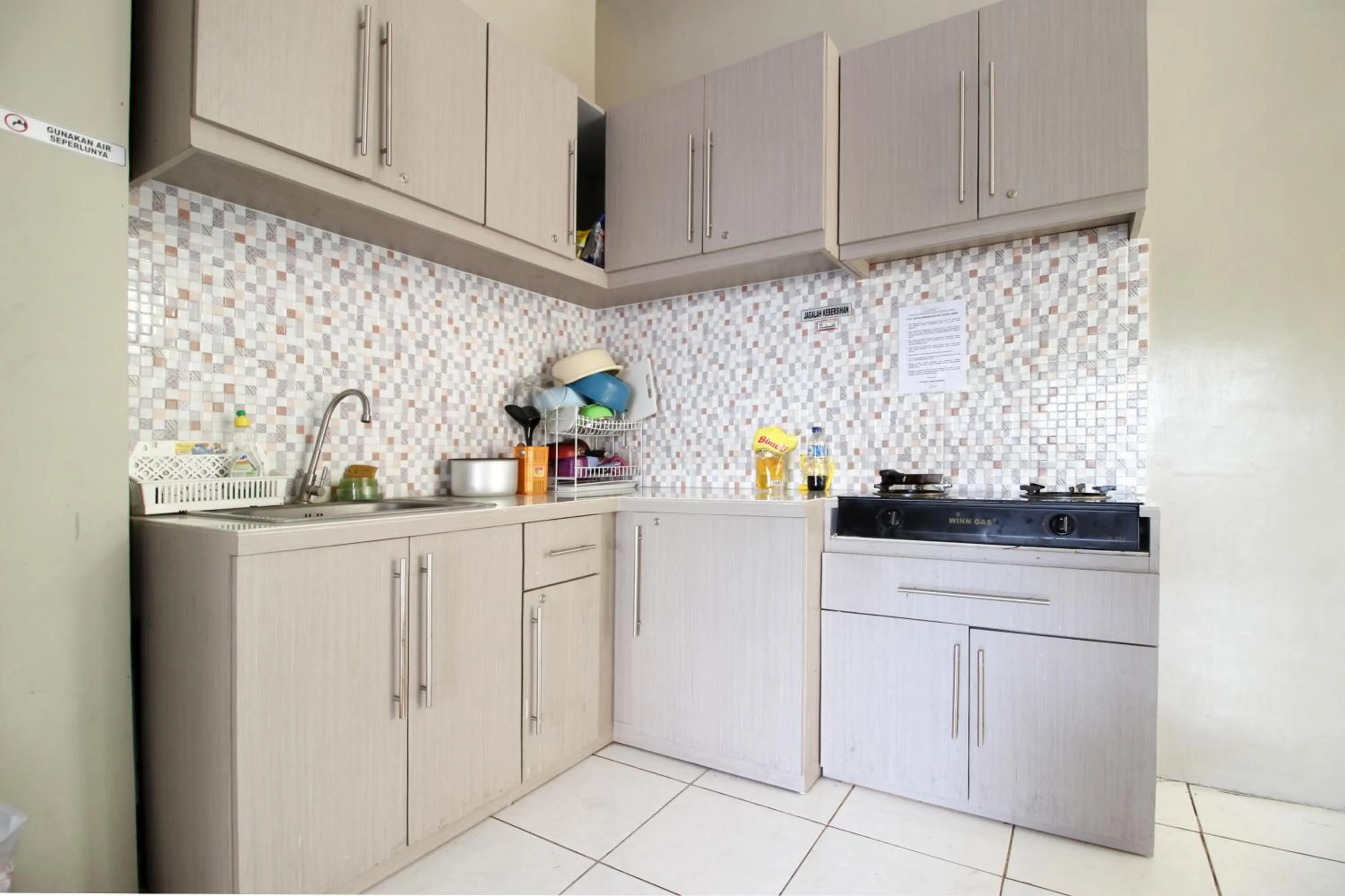 Communal kitchen in RedDoorz Plus near UPN Jogjakarta 2