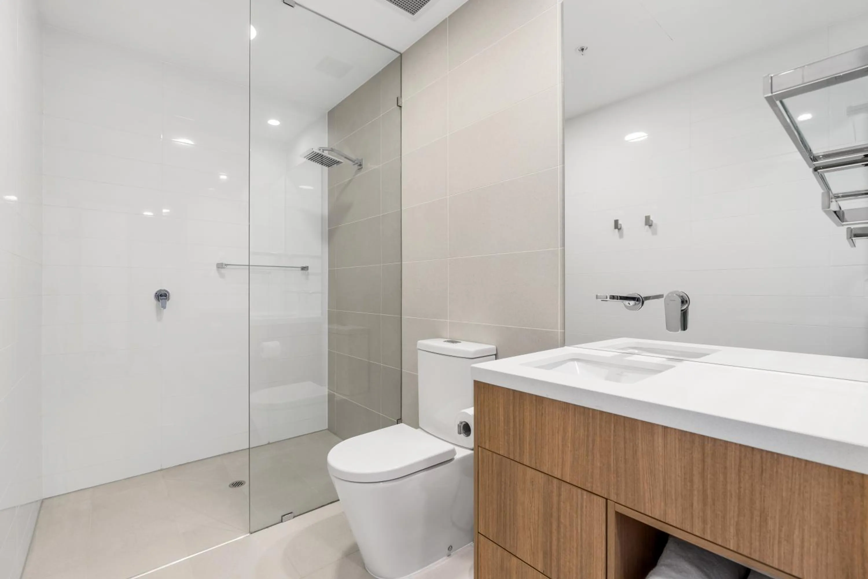 Shower in Essence Suites Taringa