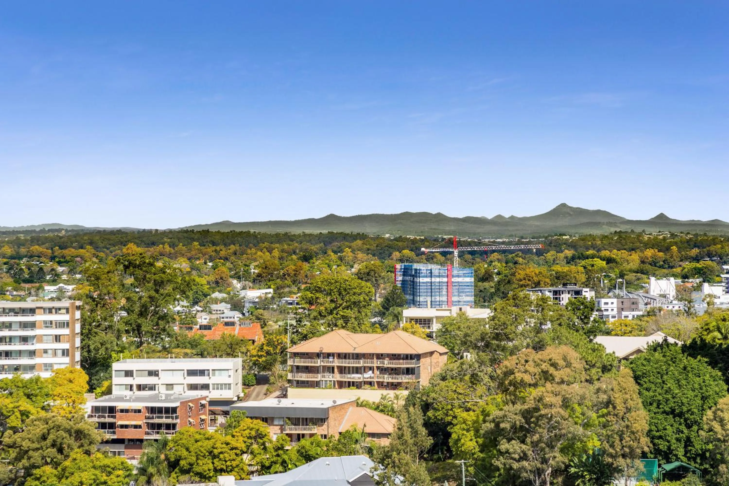 Mountain view in Essence Suites Taringa