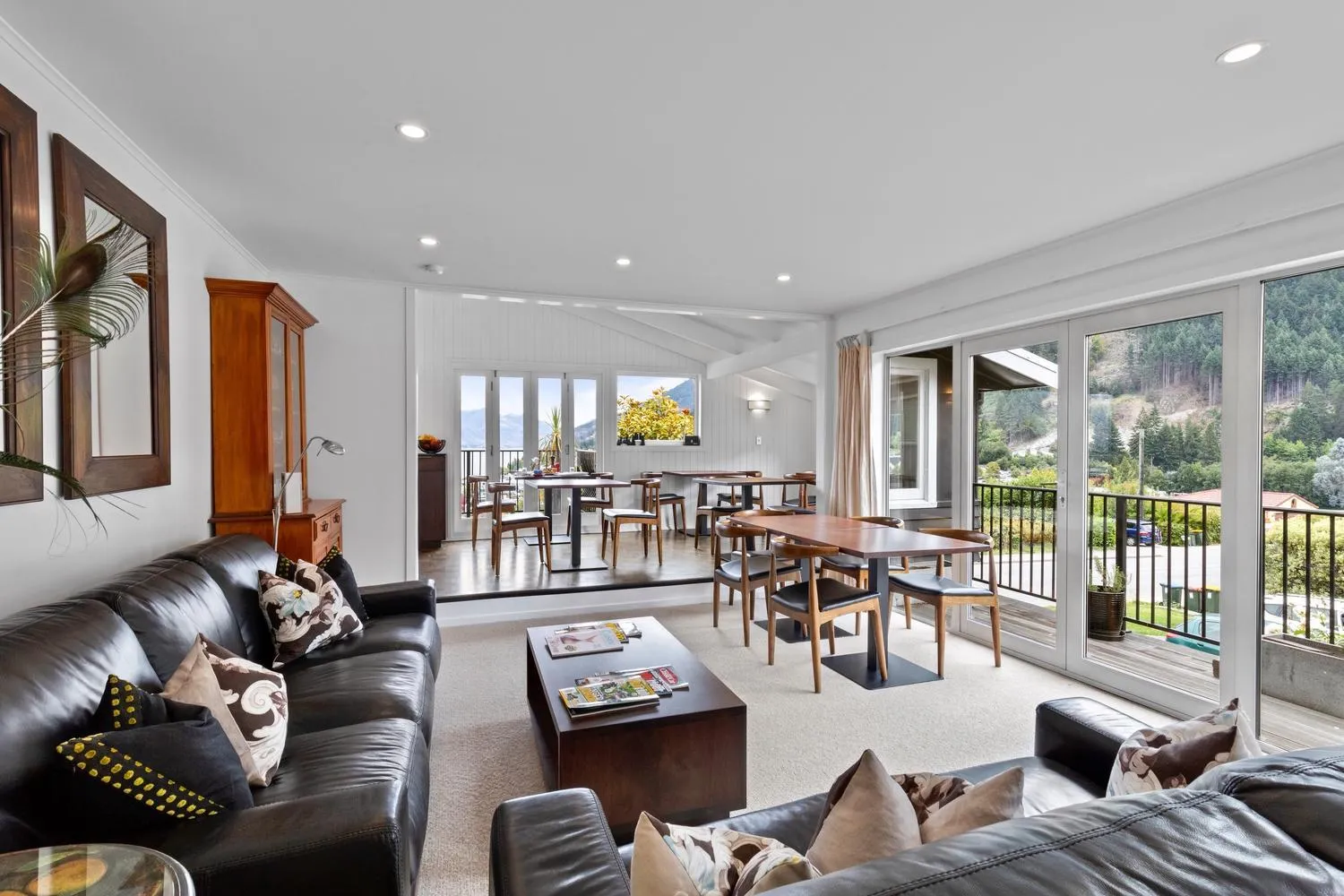 Communal lounge/ TV room in Queenstown House Bed & Breakfast and Apartments