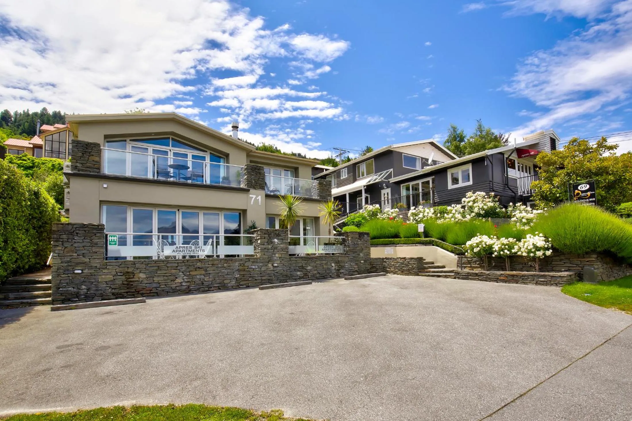 Property building in Queenstown House Bed & Breakfast and Apartments
