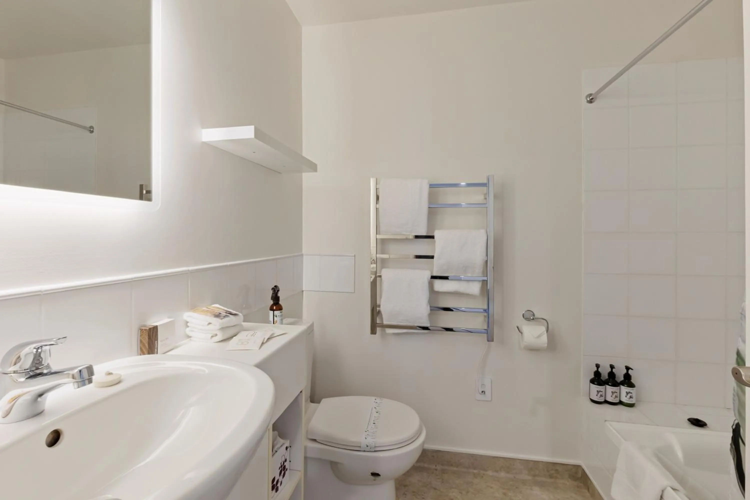 Bathroom in Queenstown House Bed & Breakfast and Apartments