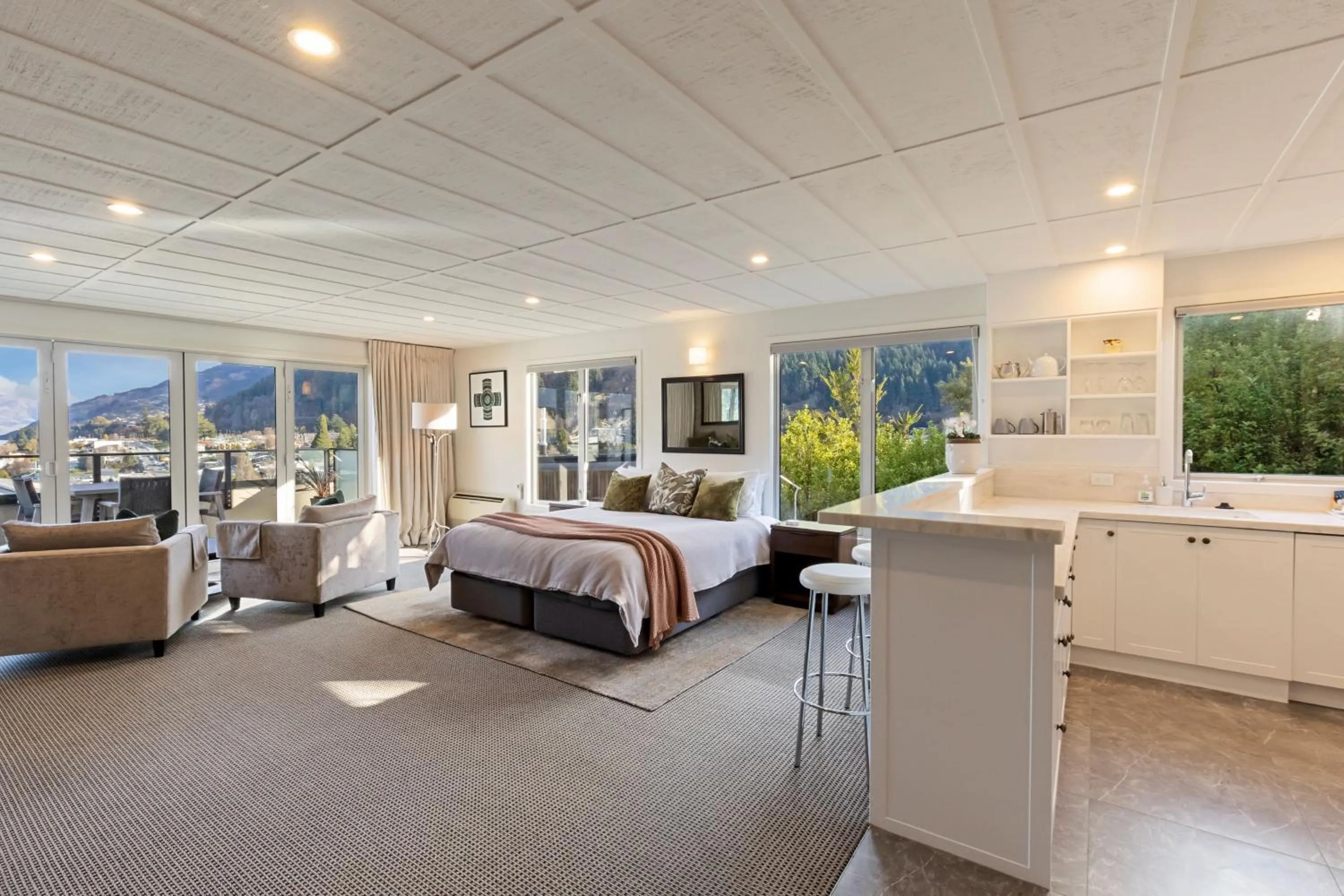 Kitchen or kitchenette, Bed in Queenstown House Bed & Breakfast and Apartments